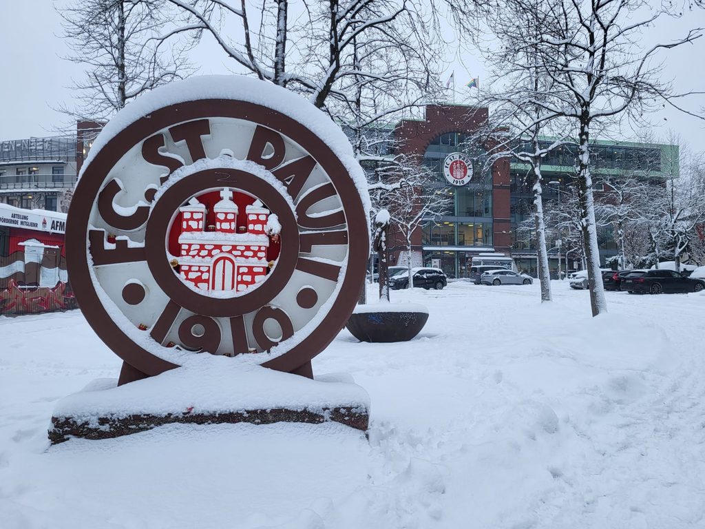 Schnee vor dem Millerntor-Stadion