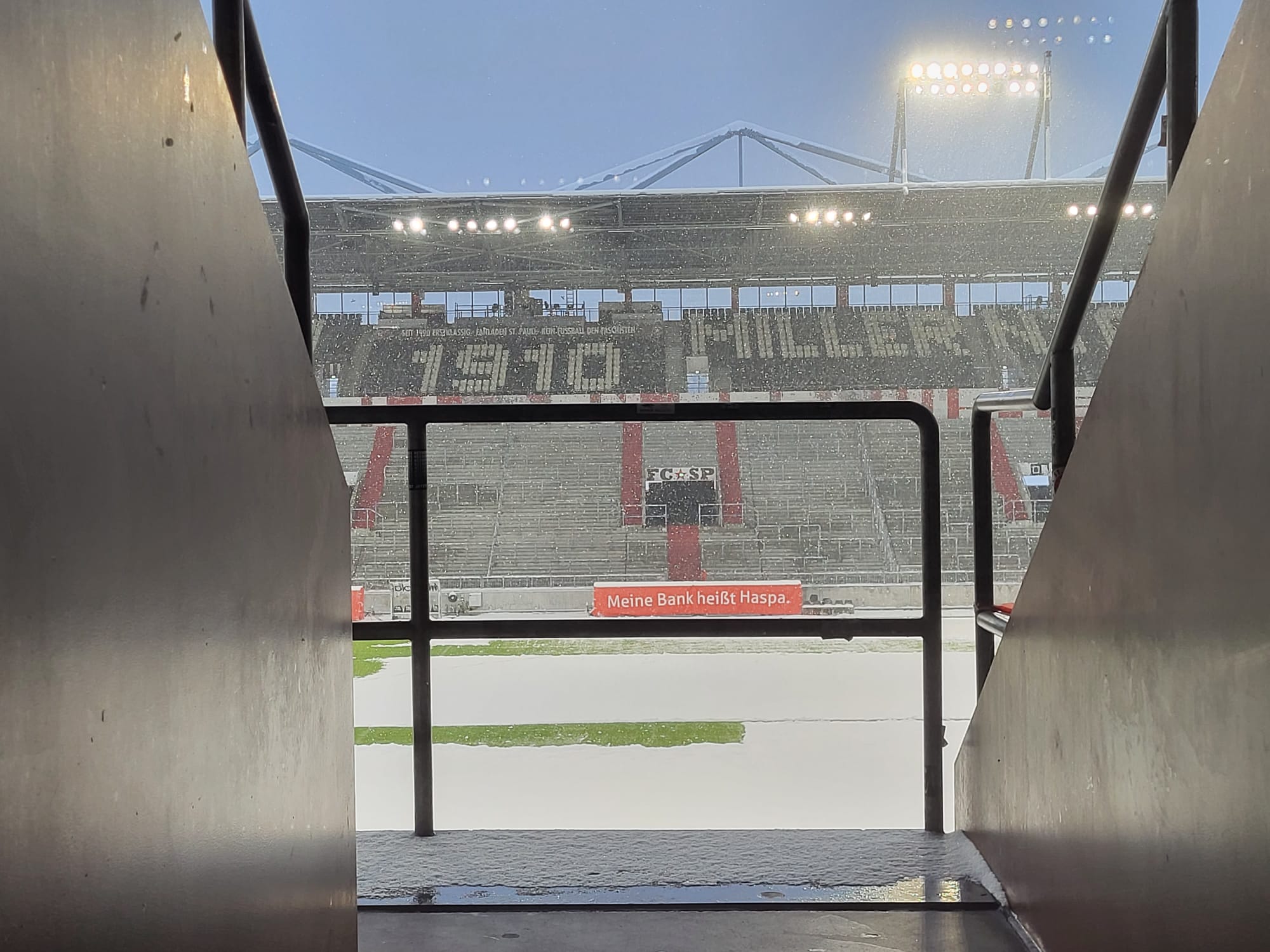 Schnee auf dem Rasen des Millerntor-Stadions