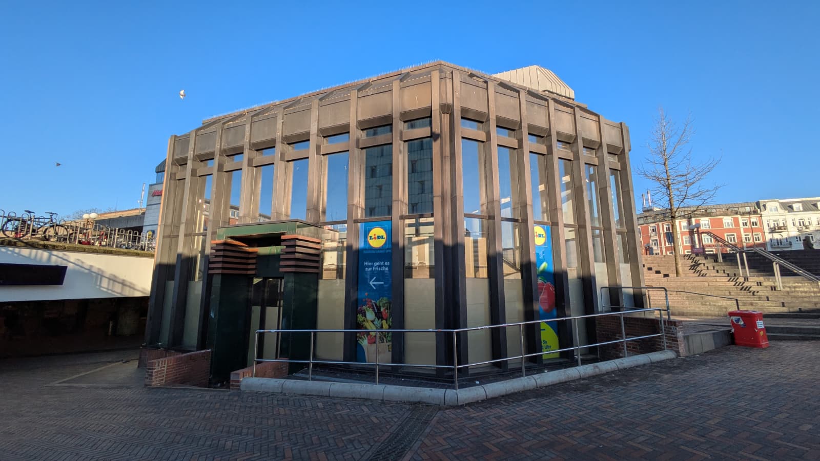 Pavillon mit Lidl-Logo