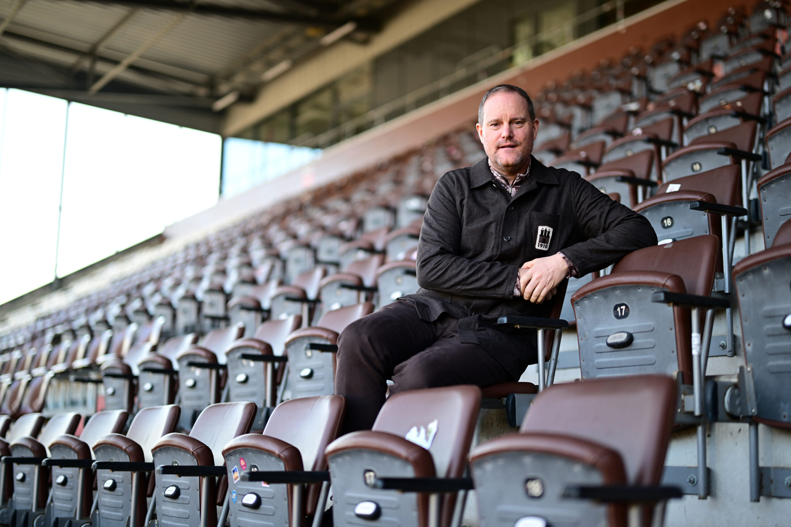 St. Pauli-Präsident Oke Göttlich sitzt auf der Tribüne des Millerntorstadions