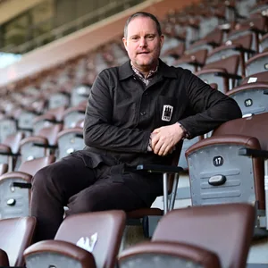 St. Pauli-Präsident Oke Göttlich sitzt auf der Tribüne des Millerntorstadions