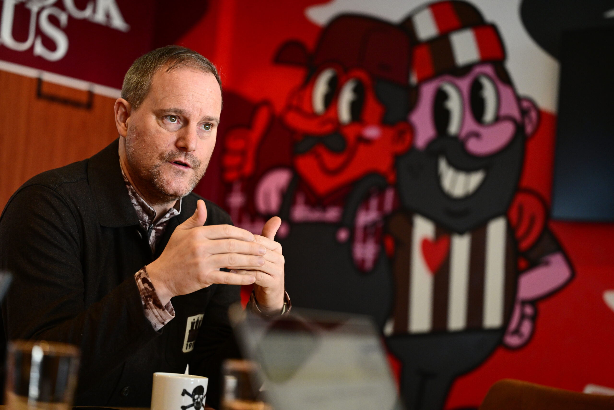 St. Pauli-Präsident Oke Göttlich gestikuliert bei einem Interview