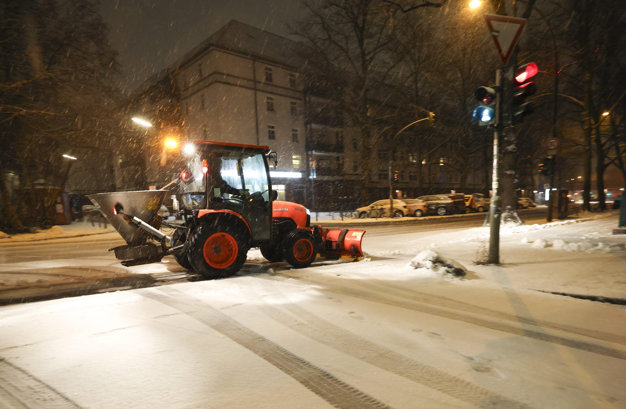 Seit Anfang der Woche gibt es erneut Schnee in Hamburg, der Winterdienst ist im Großeinsatz.