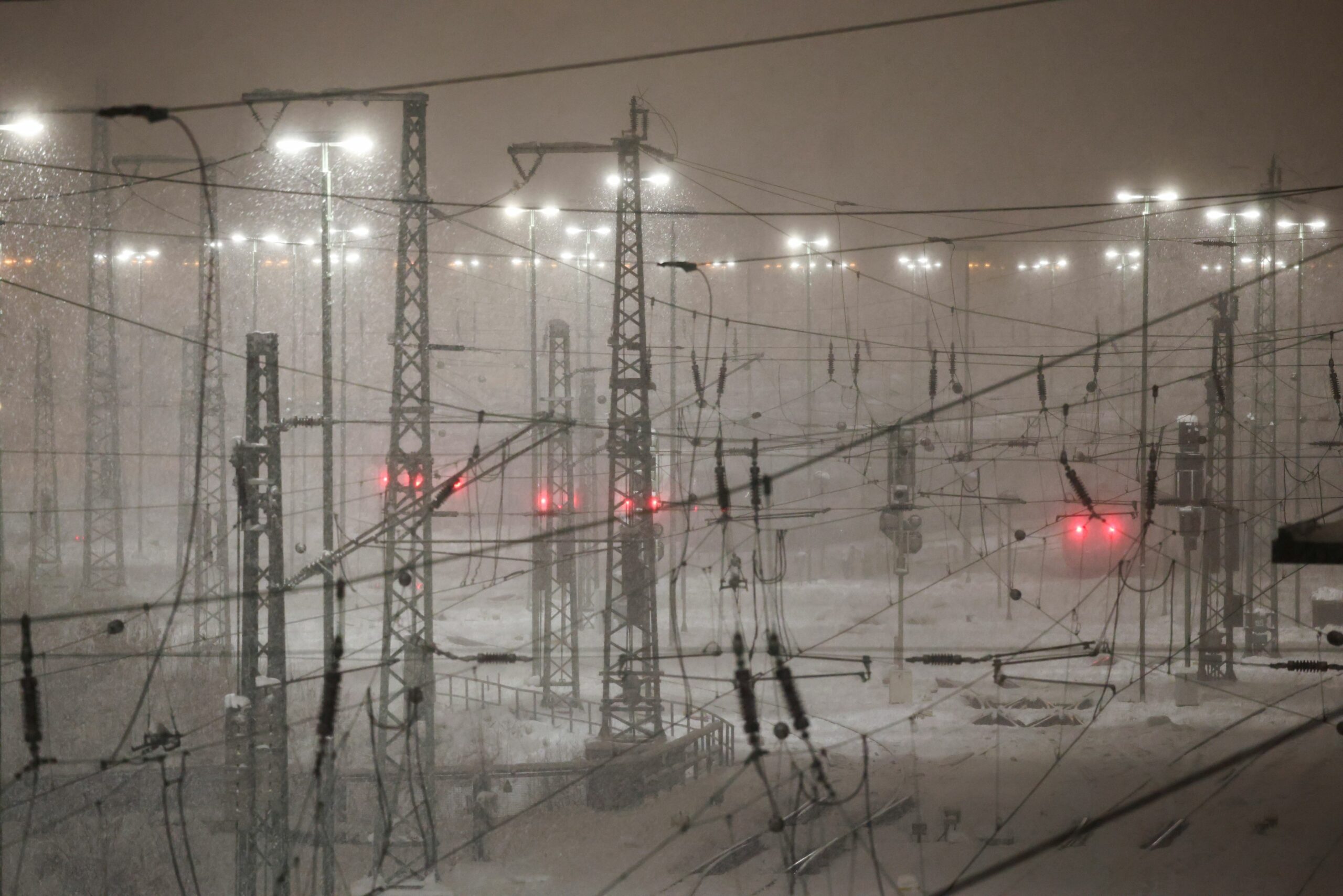 Das Schneechaos in Hamburg macht auch Bahnen und Bussen zu schaffen.