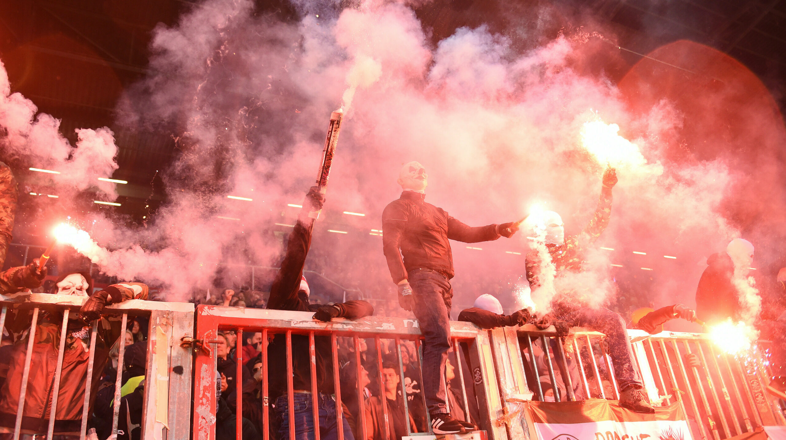 St. Pauli-Fans zünden Pyrotechnik im Derby gegen den HSV