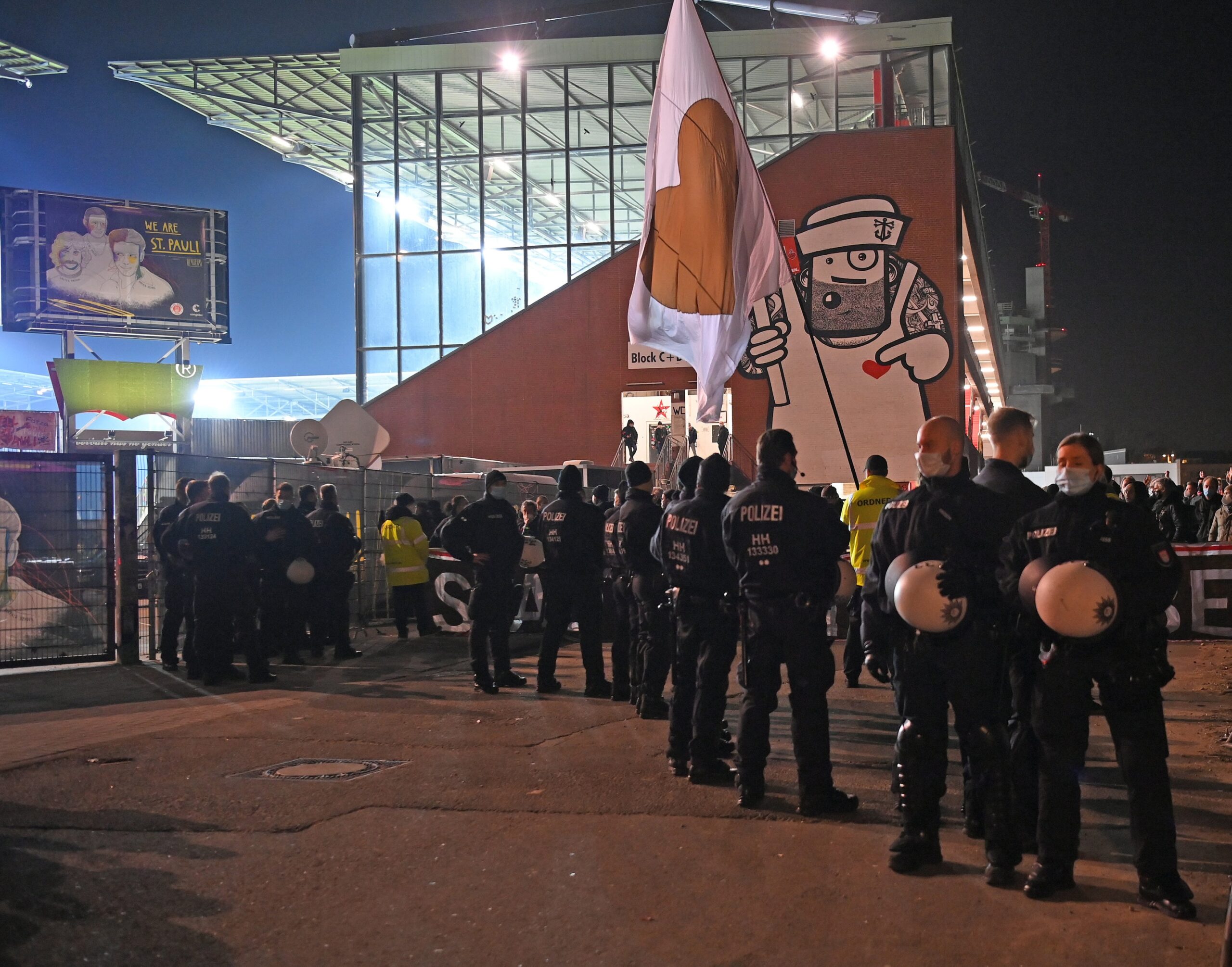 Polizisten vor dem Millerntor-Stadion