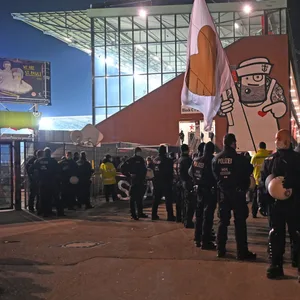 Polizisten vor dem Millerntor-Stadion