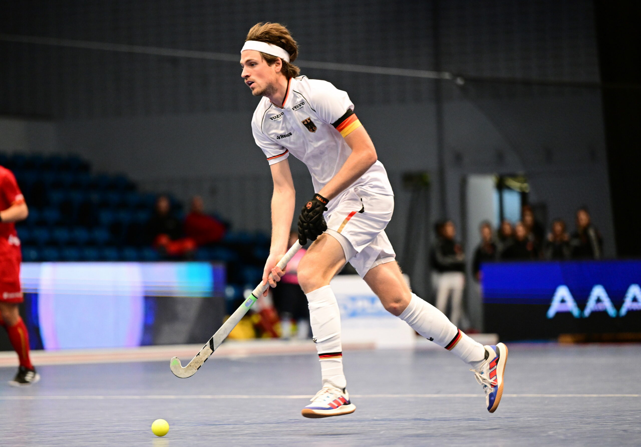 Anton Boeckel dribbelt in einem Spiel der Hockey-Nationalmannschaft