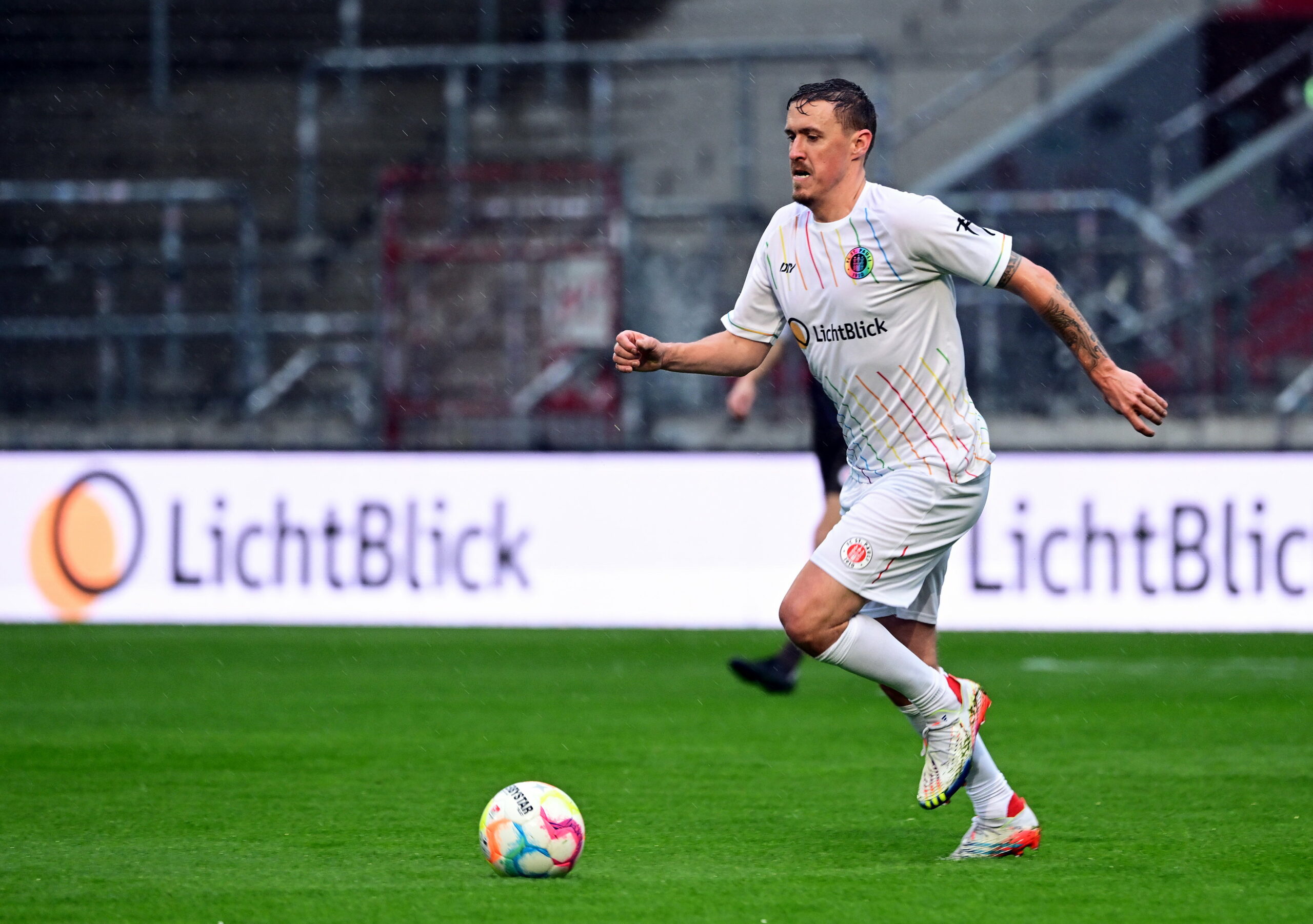 Max Kruse am Ball