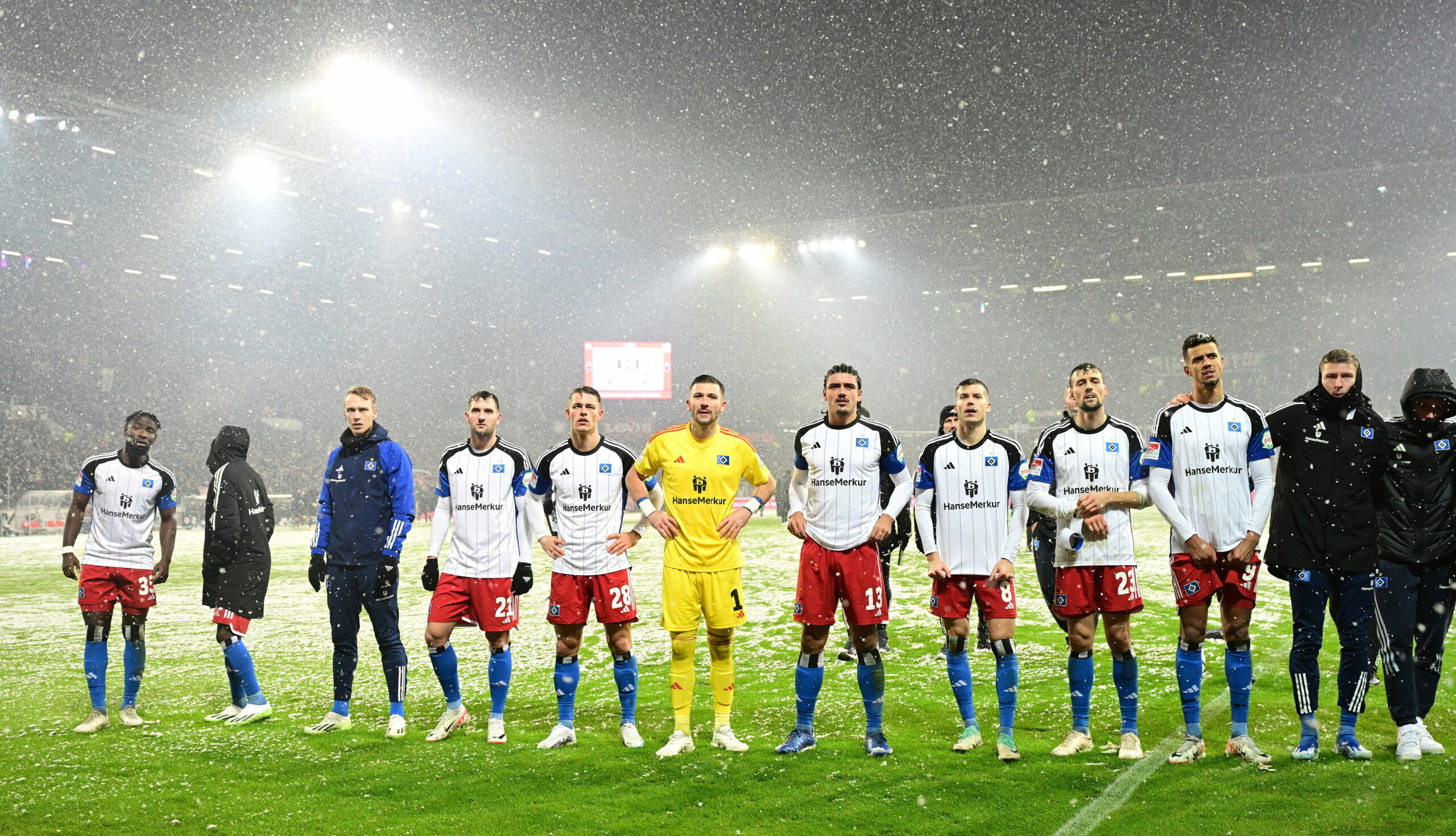 HSV-Profis stehen nach dem Derby beim FC St. Pauli auf dem Rasen des Millerntor-Stadions.