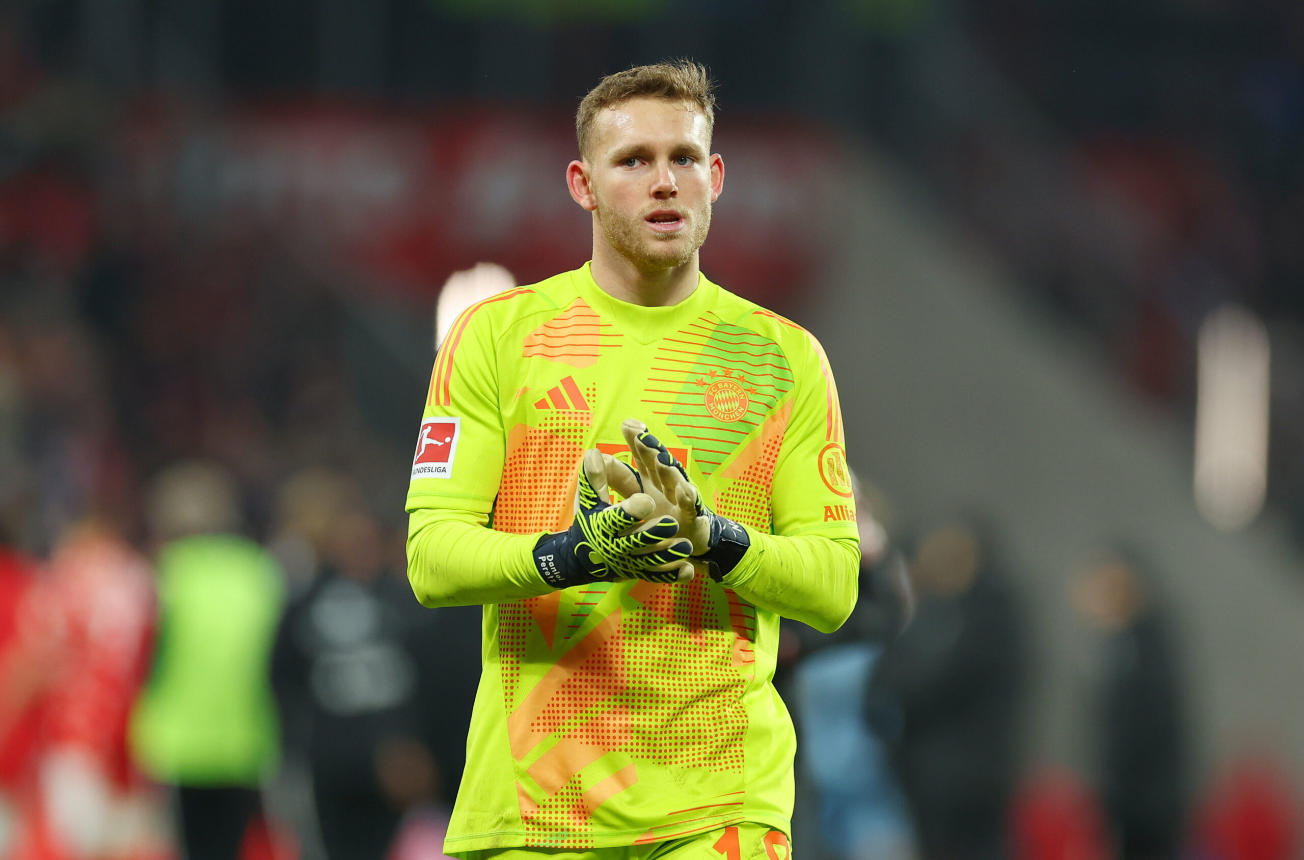 HSV-Torwart Daniel Peretz klatscht in die Hände