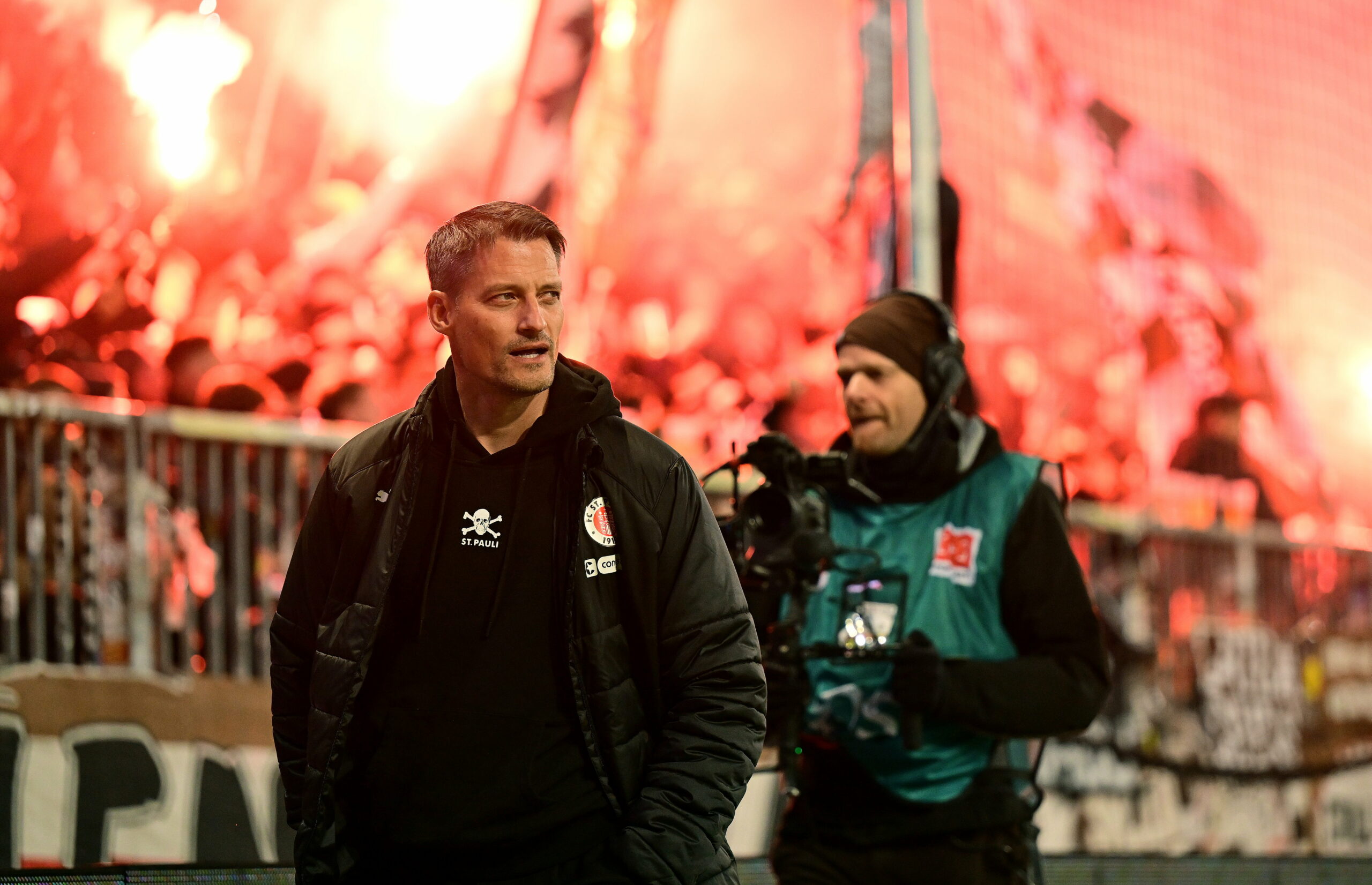 Trainer Alexander Blessin vor der Südkurve