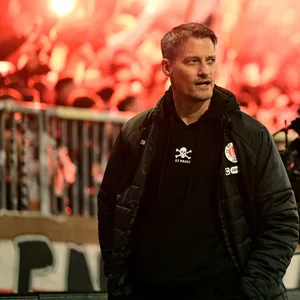 Trainer Alexander Blessin vor der Südkurve