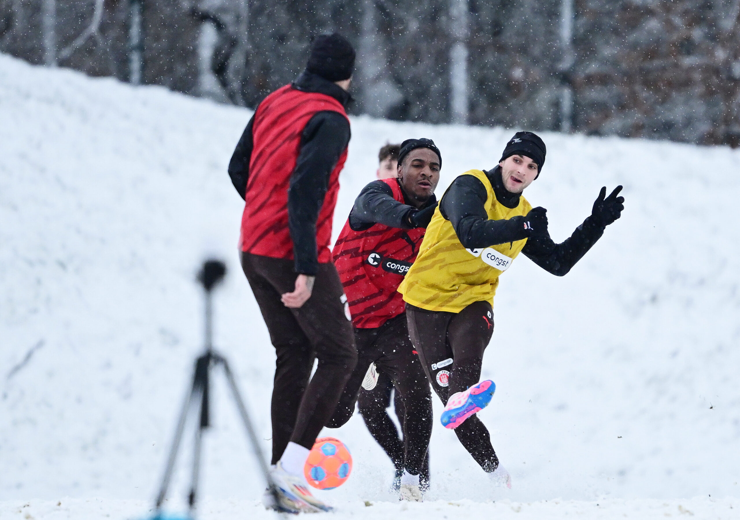 Oladapo Afolayan und James Sands beim St. Pauli-Training im Schnee