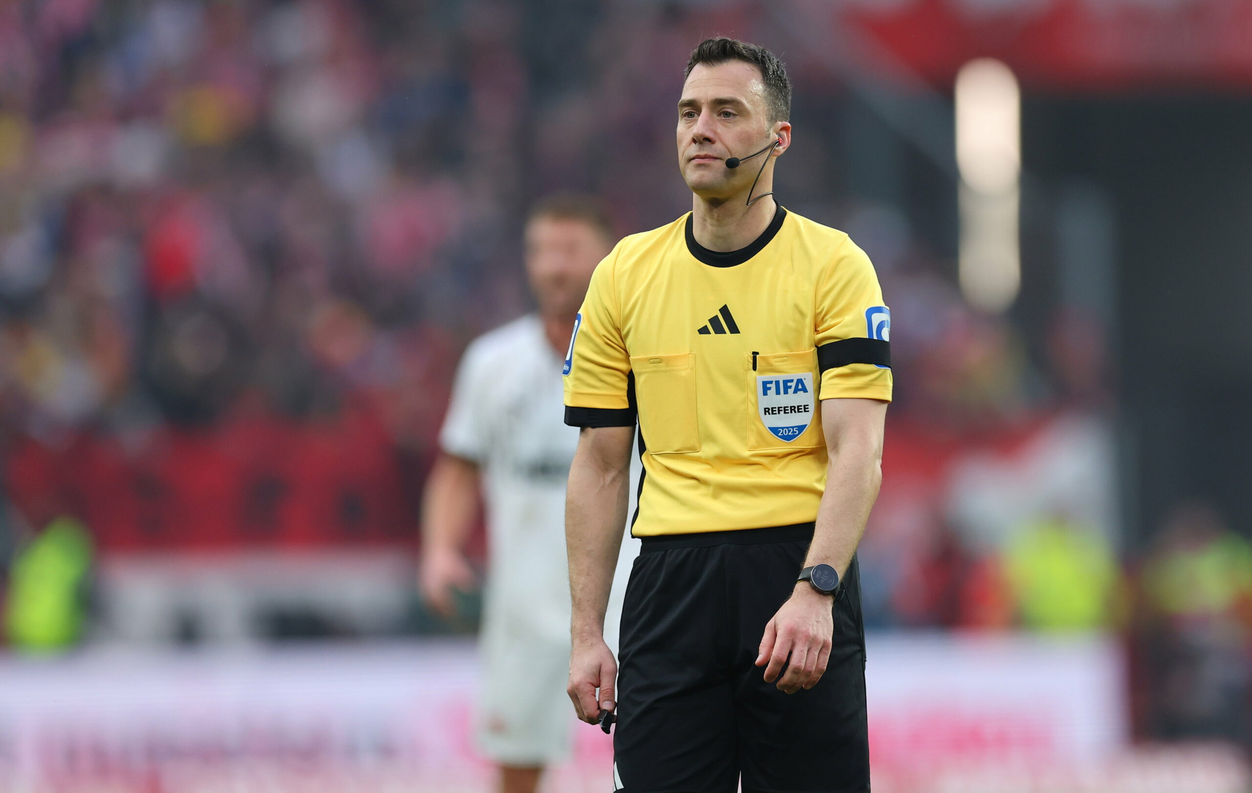 Felix Zwayer beobachtet das Geschehen auf dem Spielfeld.