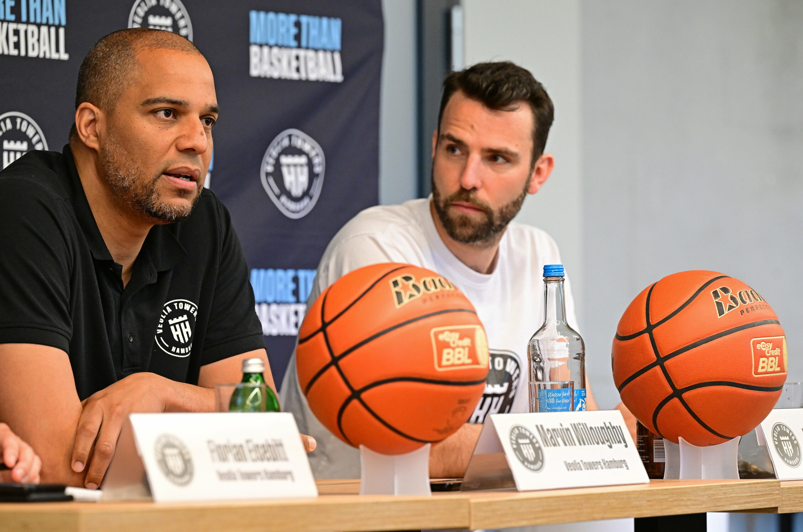 Marvin Willoughby und Benka Barloschky sitzen vor Mikrofonen