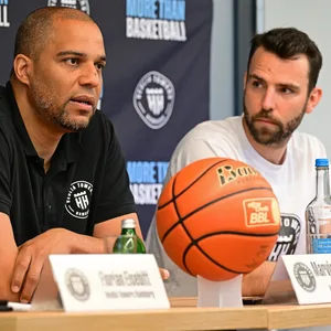 Marvin Willoughby und Benka Barloschky sitzen vor Mikrofonen