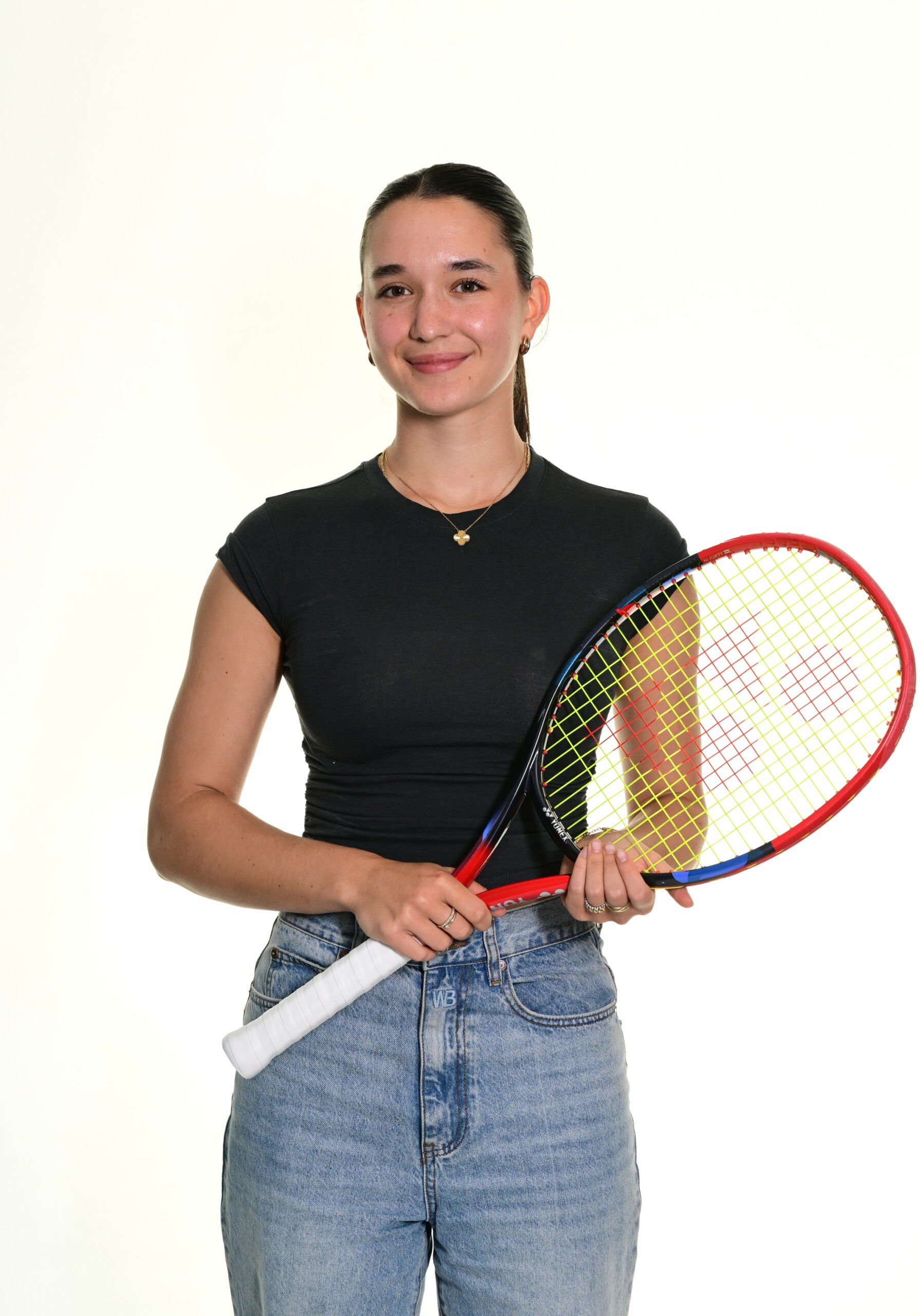 Hamburgs Tennis-Star Eva Lys privat mit Schläger