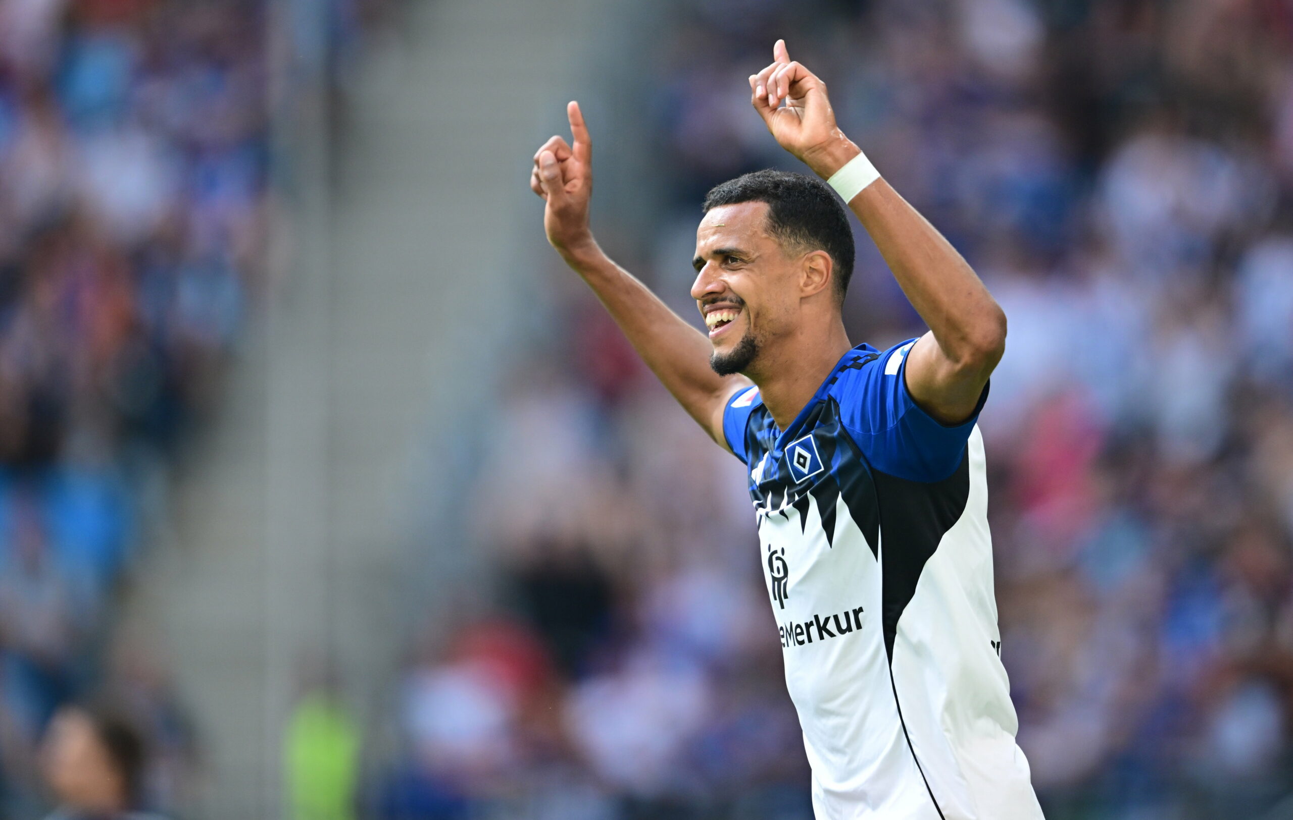 Robert Glatzel jubelt und streckt die Zeigefinger nach oben.