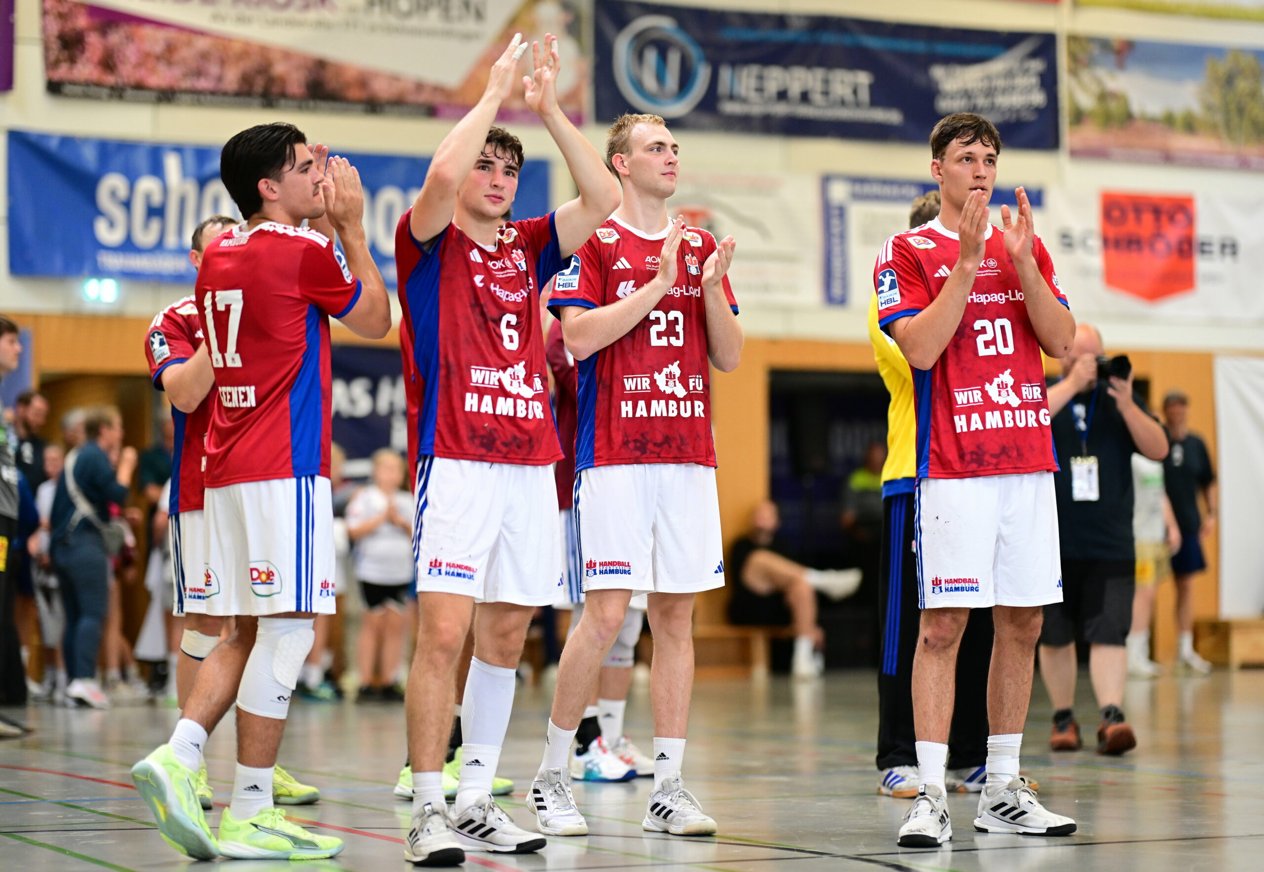 Kaj Geenen, Elias Kofler, Einar Olafsson und Ben Levermann applaudieren