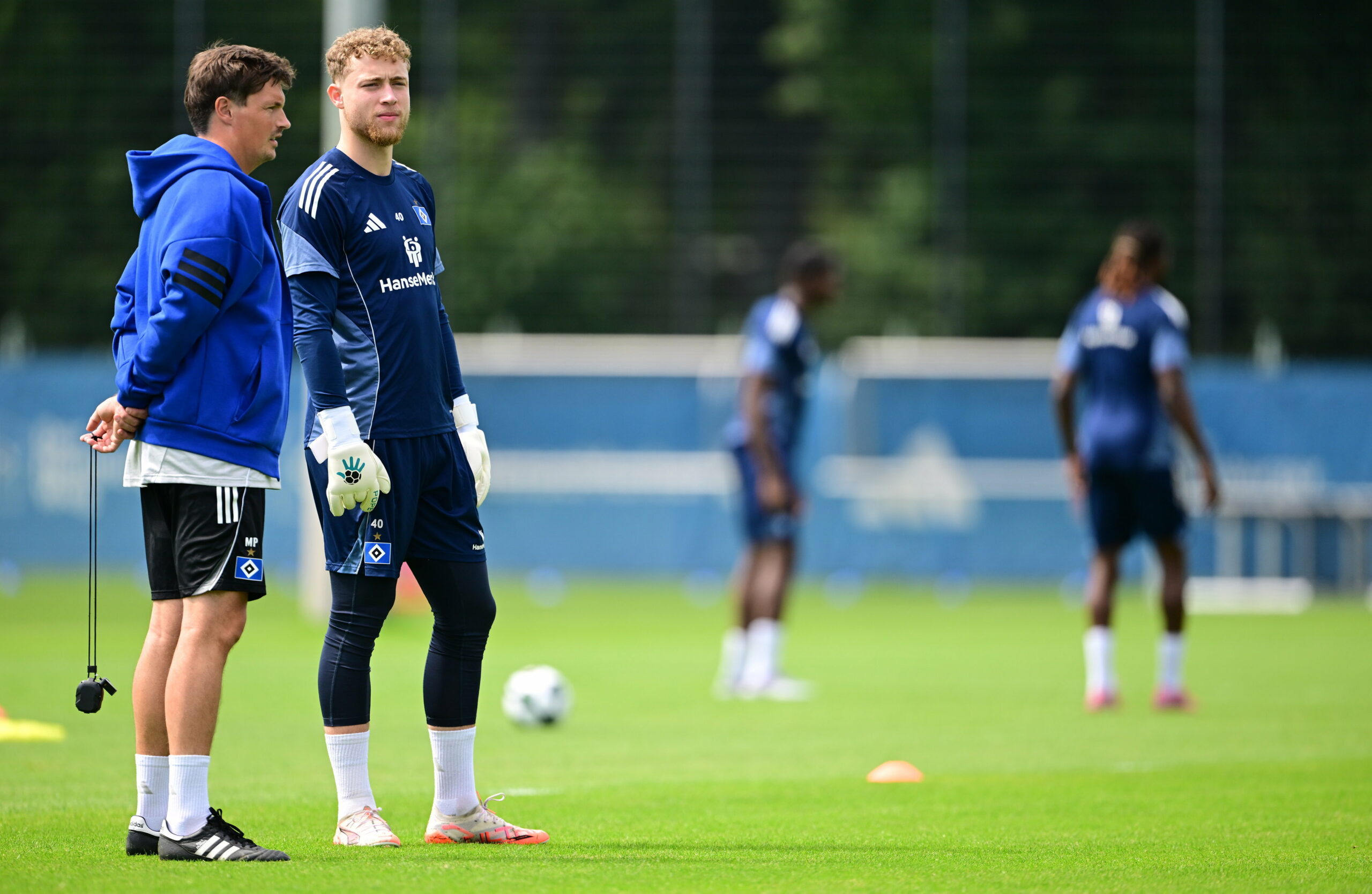 Merlin Polzin auf dem Trainingsplatz neben Hannes Hermann