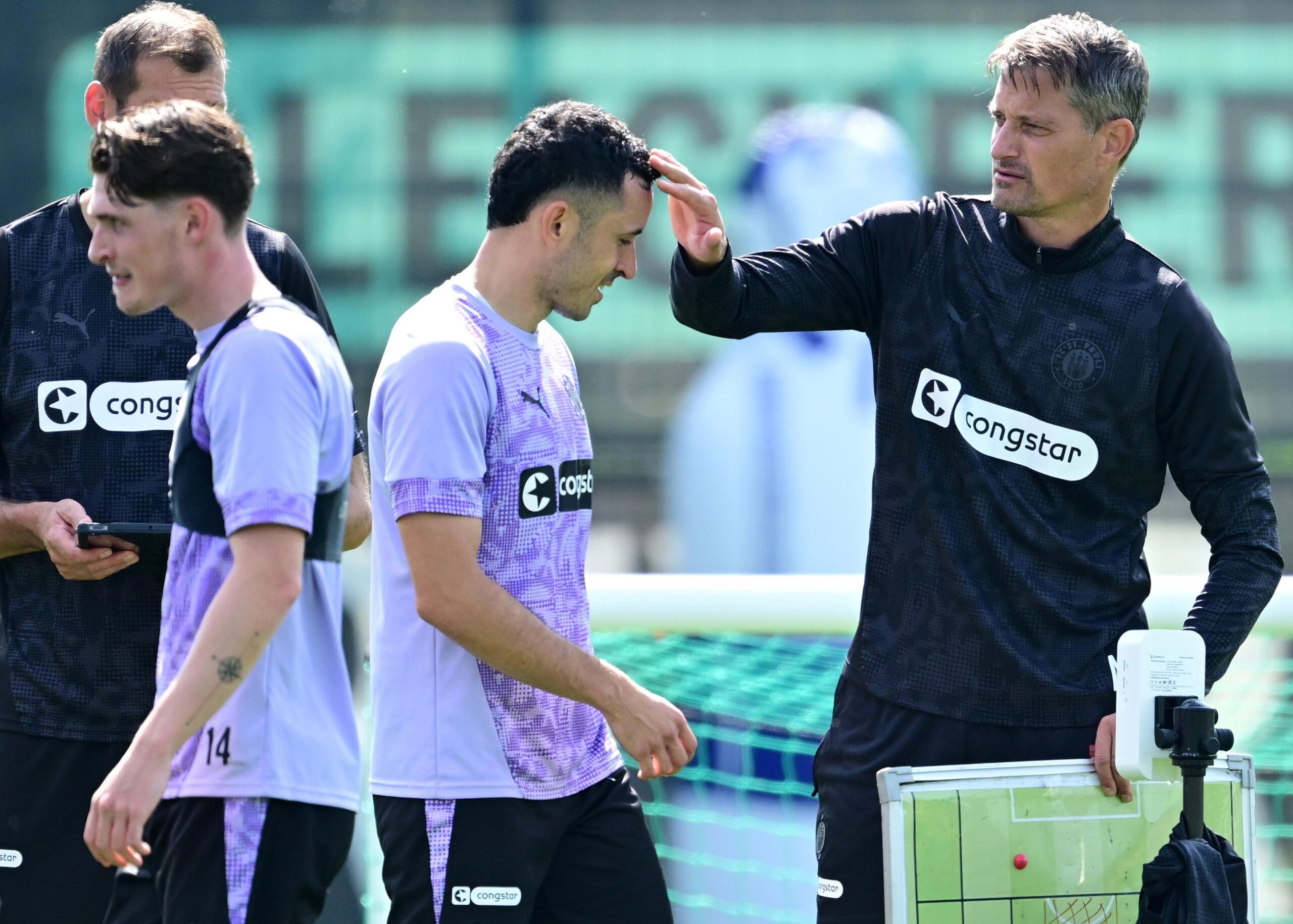 Alexander Blessin streichelt Manolis Saliakas den Kopf