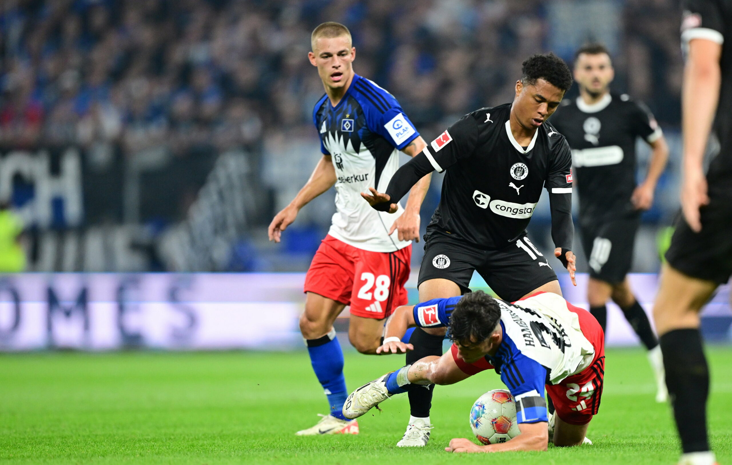 St. Paulis Joel Chima Fujita im Derby gegen den HSV