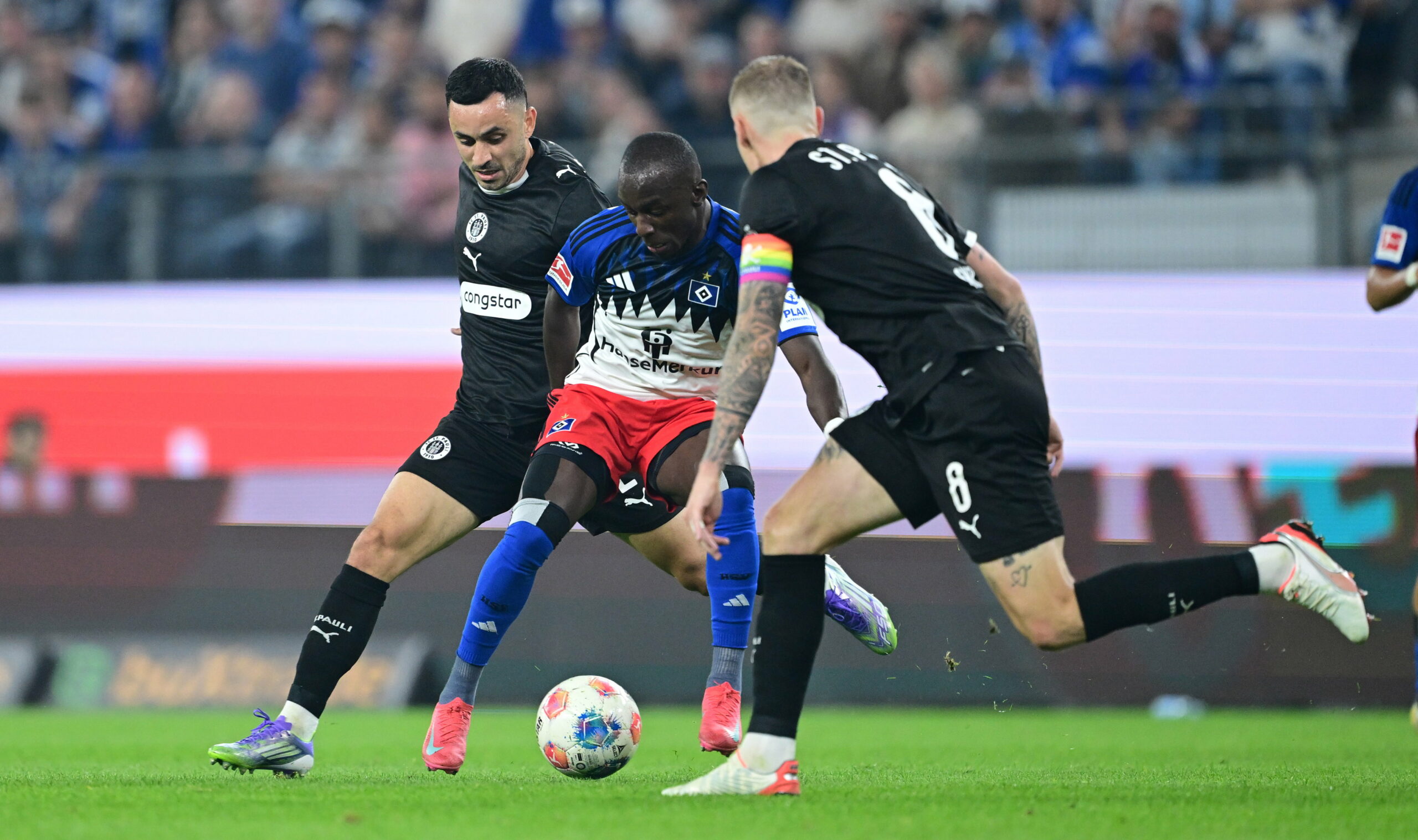 HSV-Profi Jean-Luc Dompé im Derby gegen St. Pauli