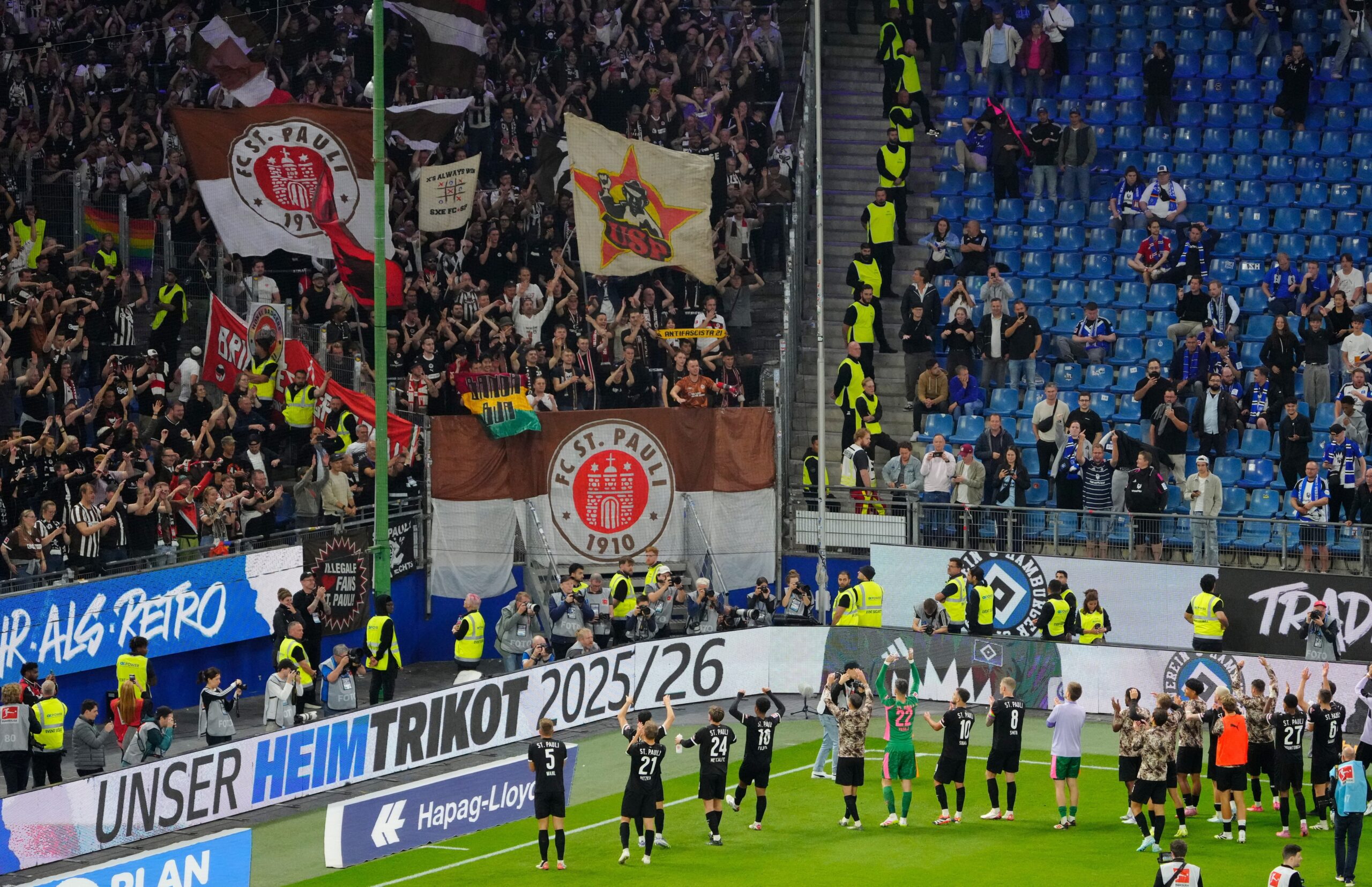 Schlussjubel vor der Fankurve im Volkspark