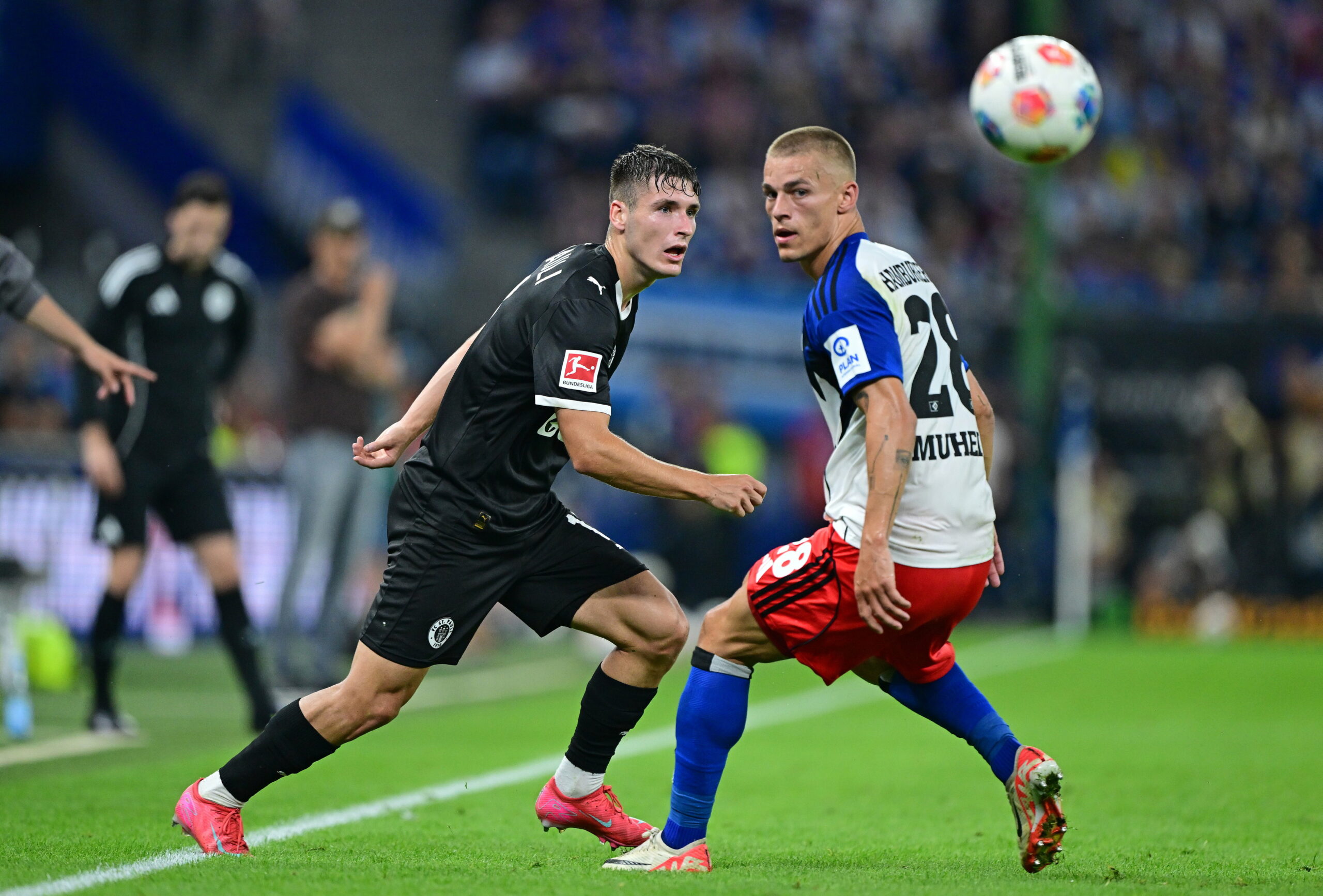 Arkadiusz Pyrka im Derby-Zweikampf mit Miro Muheim