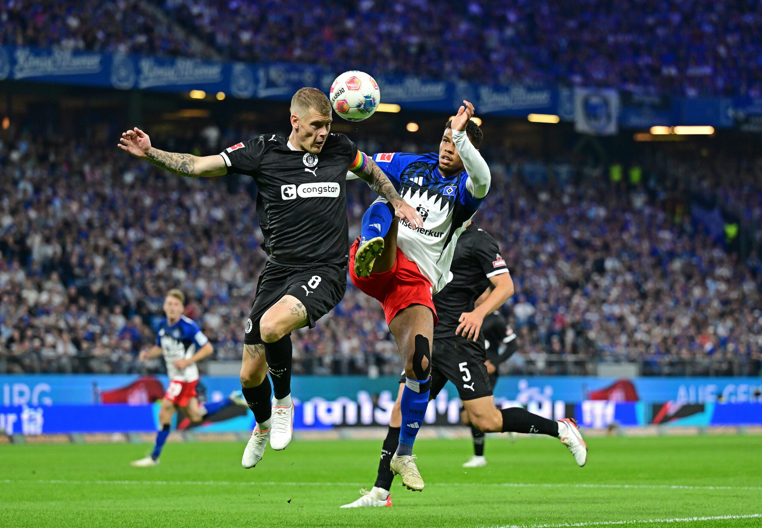 Eric Smith im Zweikampf mit Ransford-Yeboah Königsdörffer