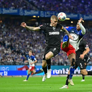 Eric Smith im Zweikampf mit Ransford-Yeboah Königsdörffer