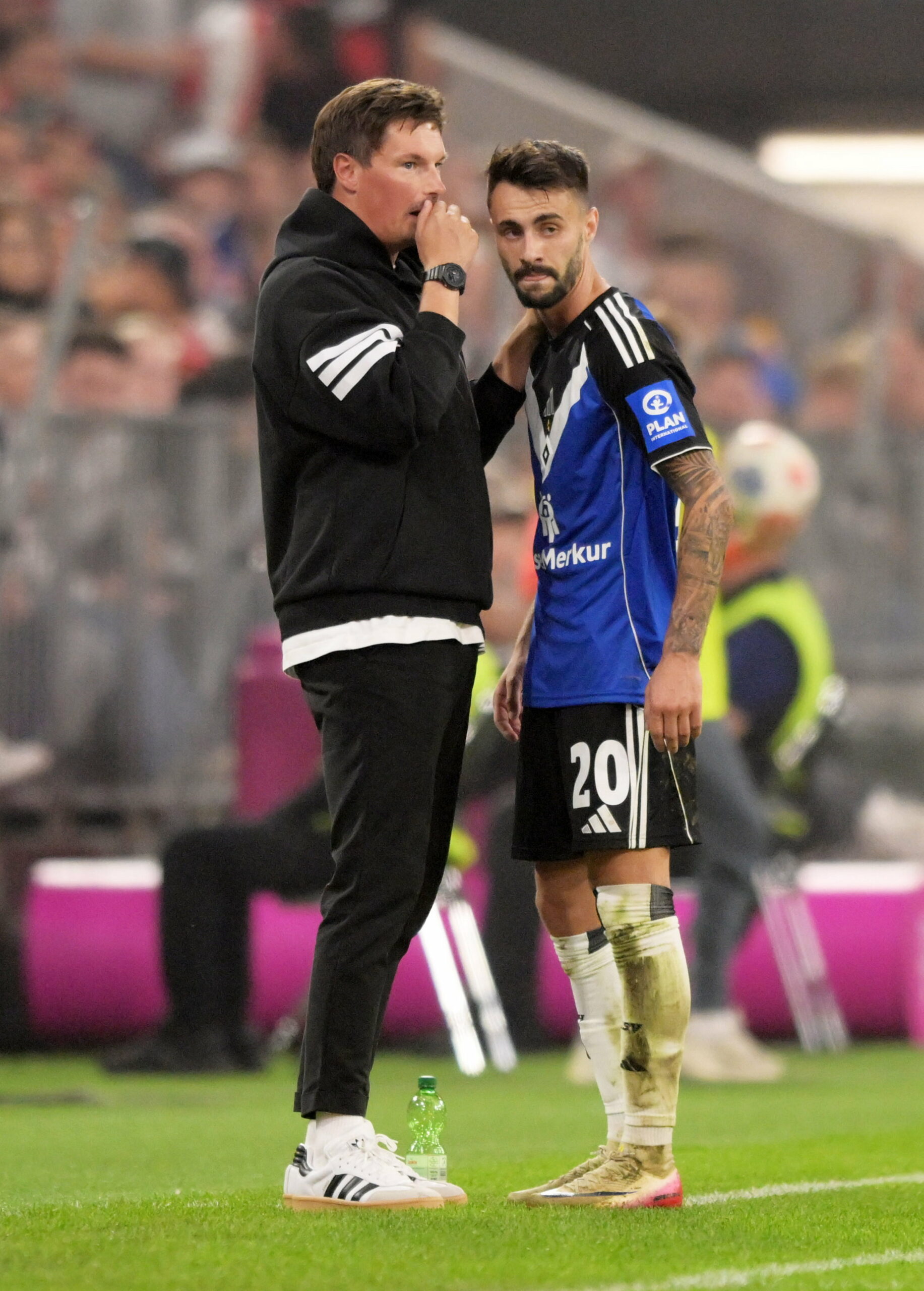 Merlin Polzin und Fábio Vieira an der Seitenlinie