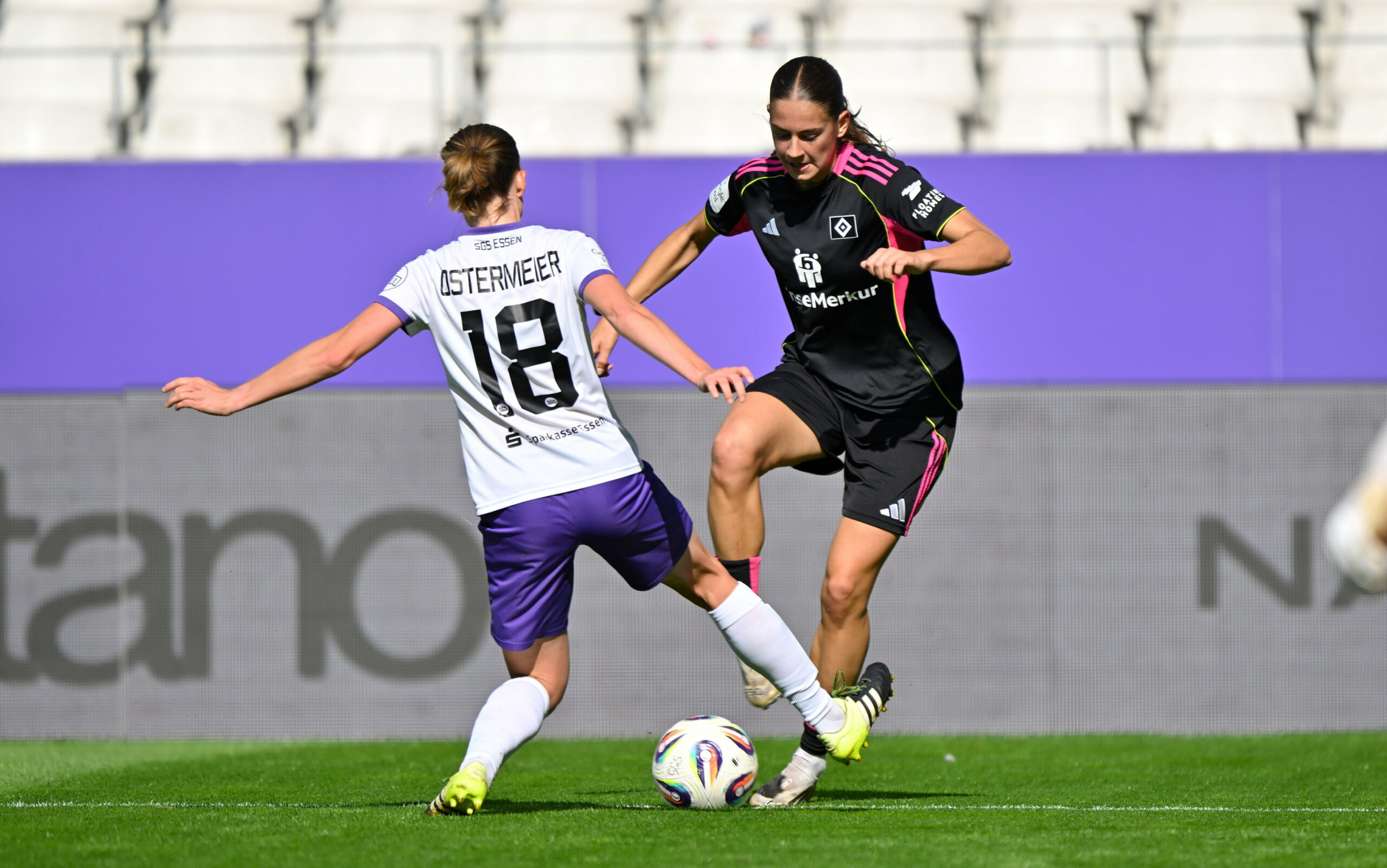 Leni Eggert im Zweikampf mit Lena Ostermeier