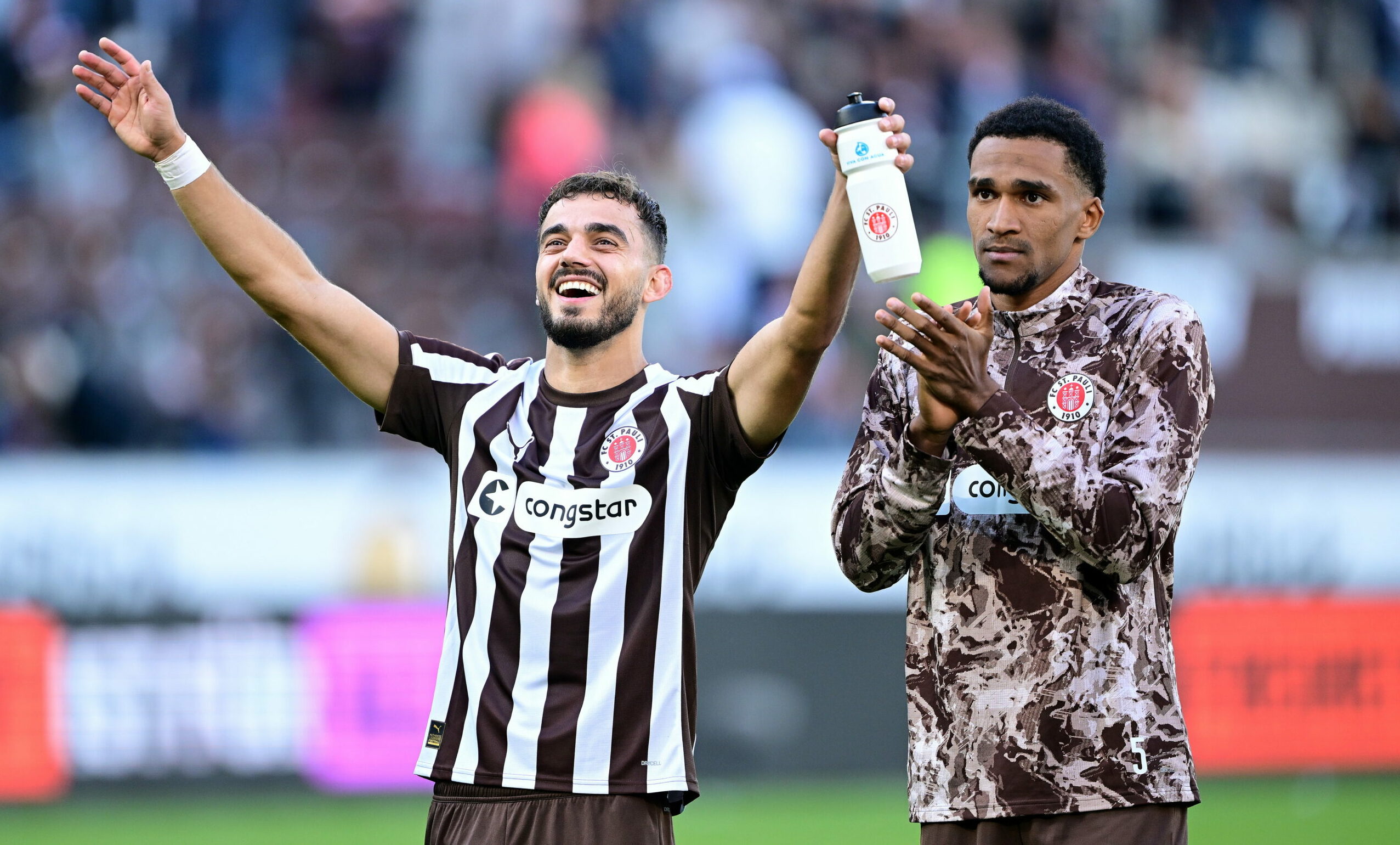 Danel Sinani und Andreas Hountondji stehen nach einem Spiel des FC St. Pauli nebeneinander