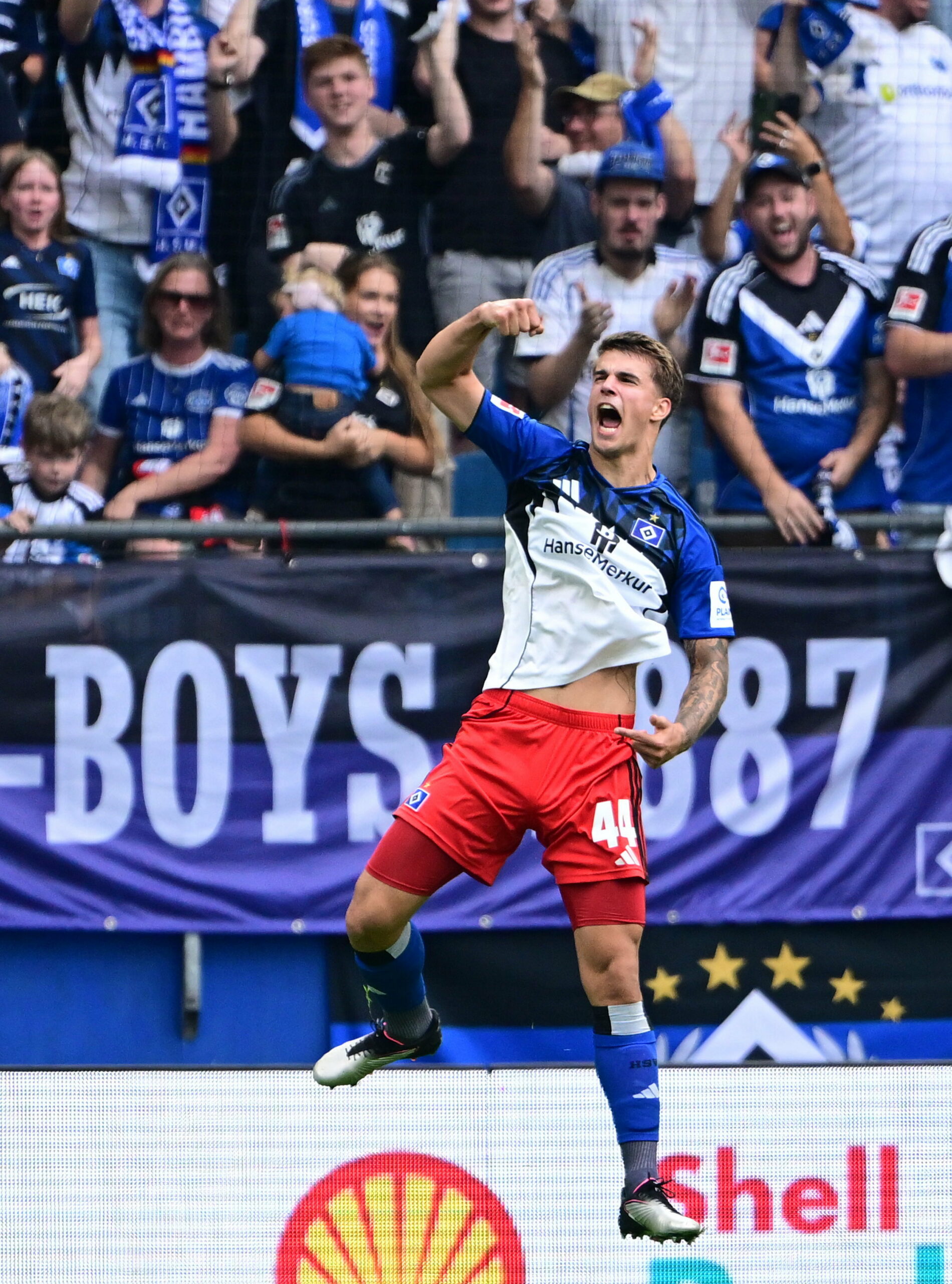 Luka Vuskovic bejubelt ein Tor für den HSV