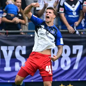 Luka Vuskovic bejubelt ein Tor für den HSV
