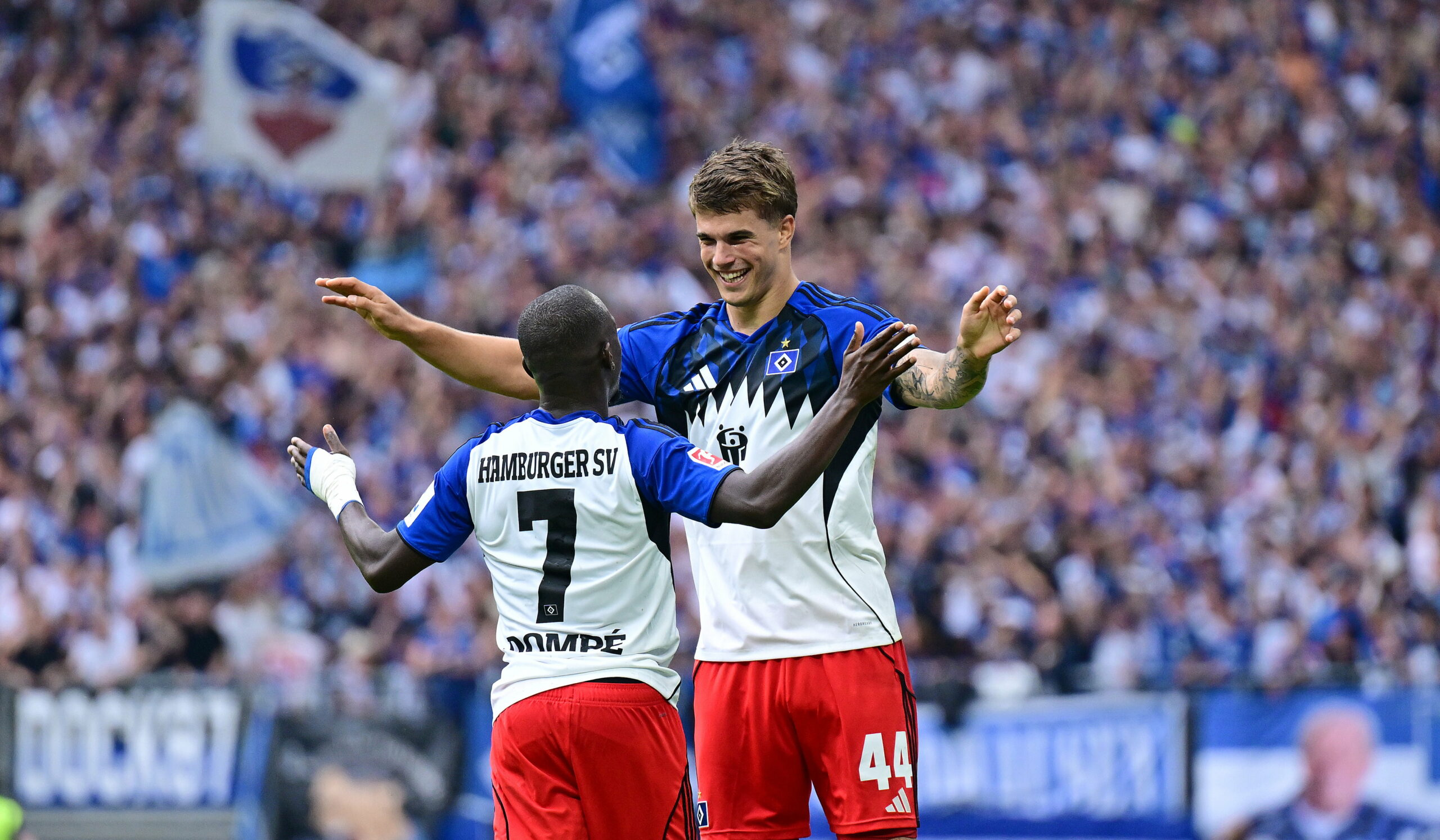 Jean-Luc Dompé (l.) und Luka Vuskovic umarmen sich.