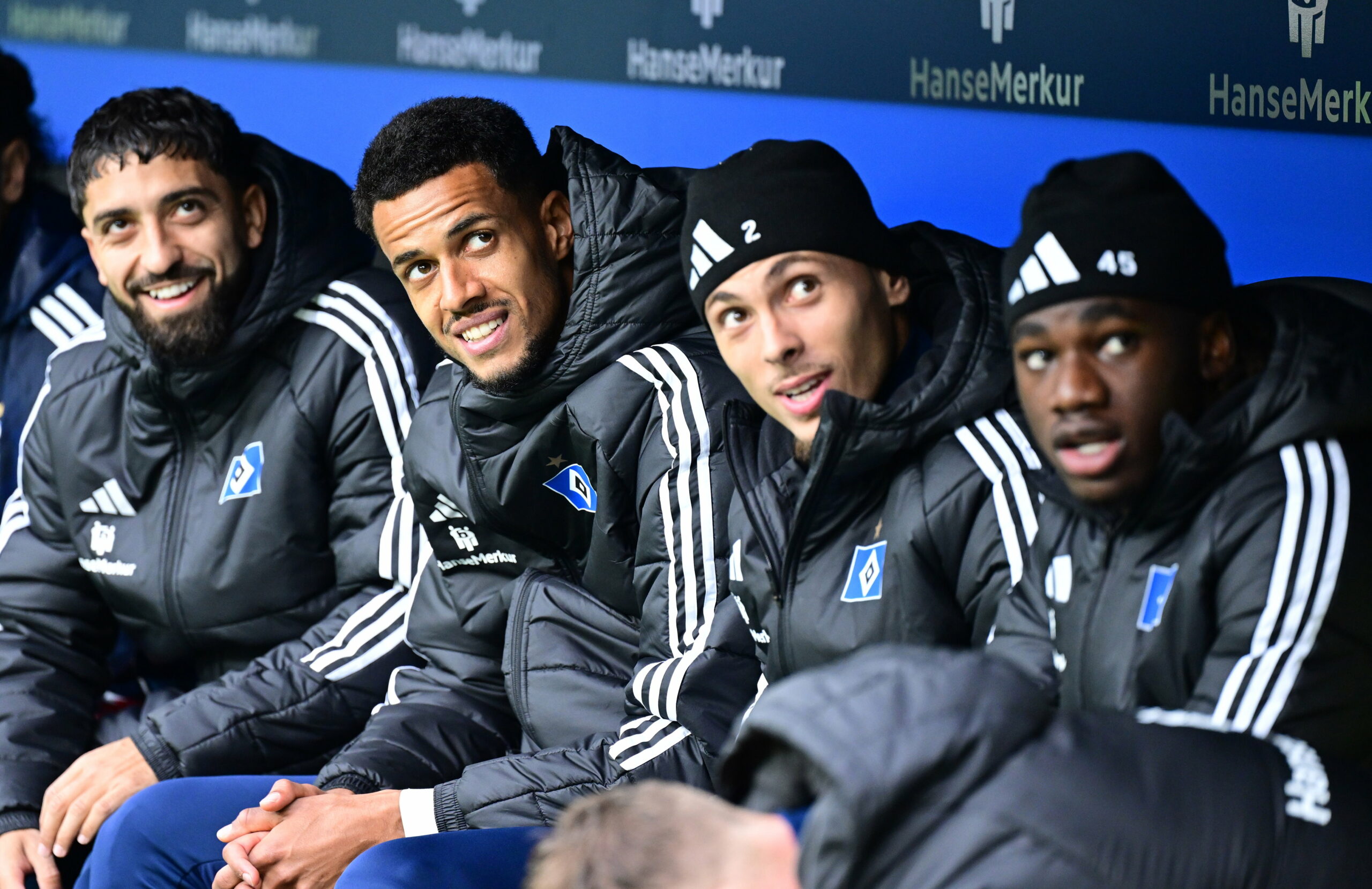 Immanuel Pherai, Robert Glatzel und William Mikelbrencis sitzen auf der HSV-Bank.