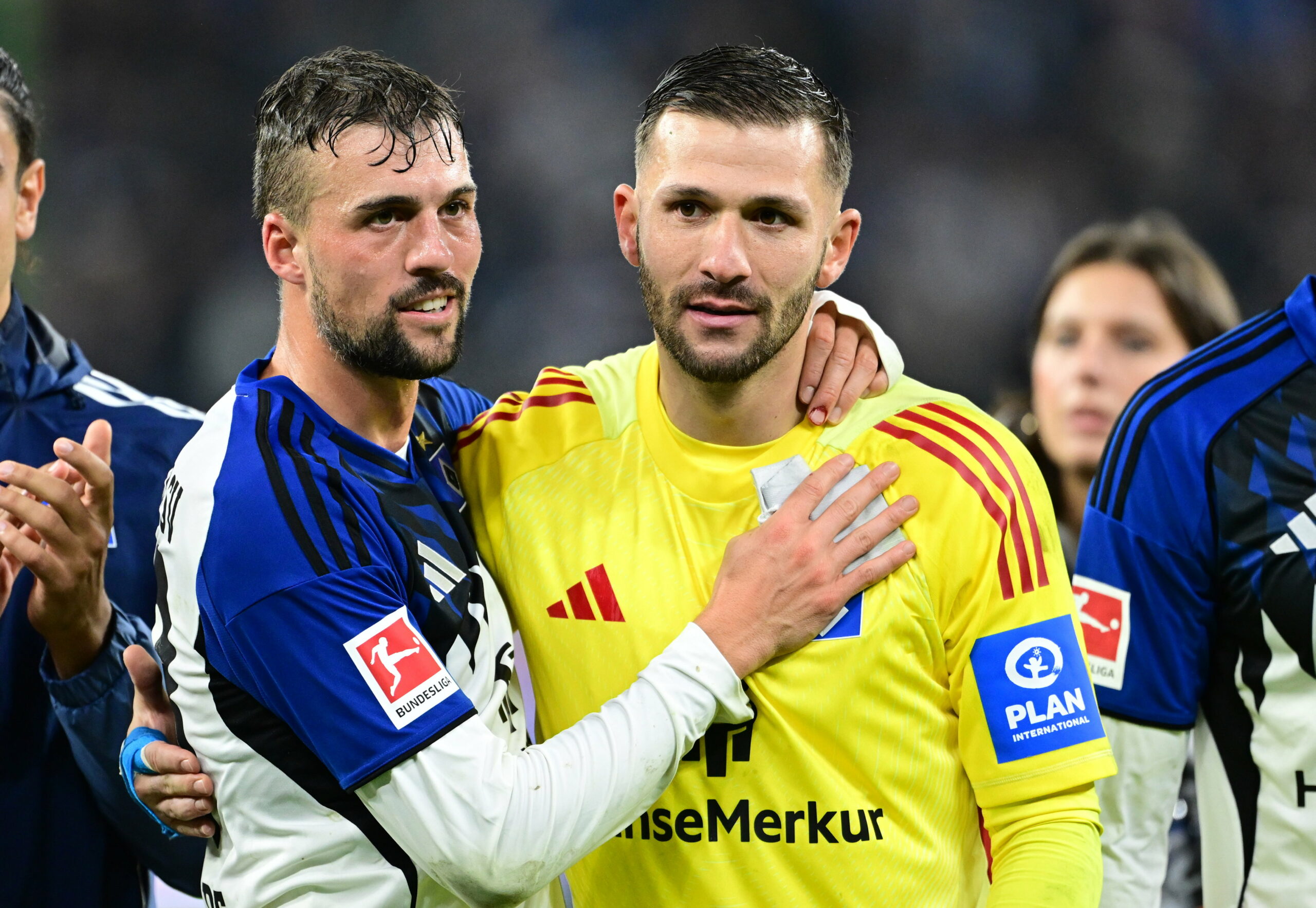 Jonas Meffert und Daniel Heuer Fernandes nehmen sich gegenseitig in den Arm.