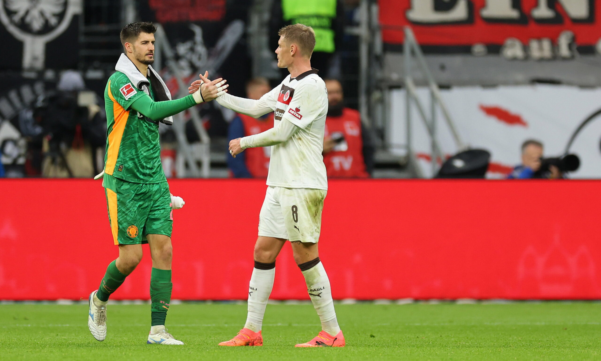 Nikola Vasilj (l.) und Eric Smith geben sich die Hand.
