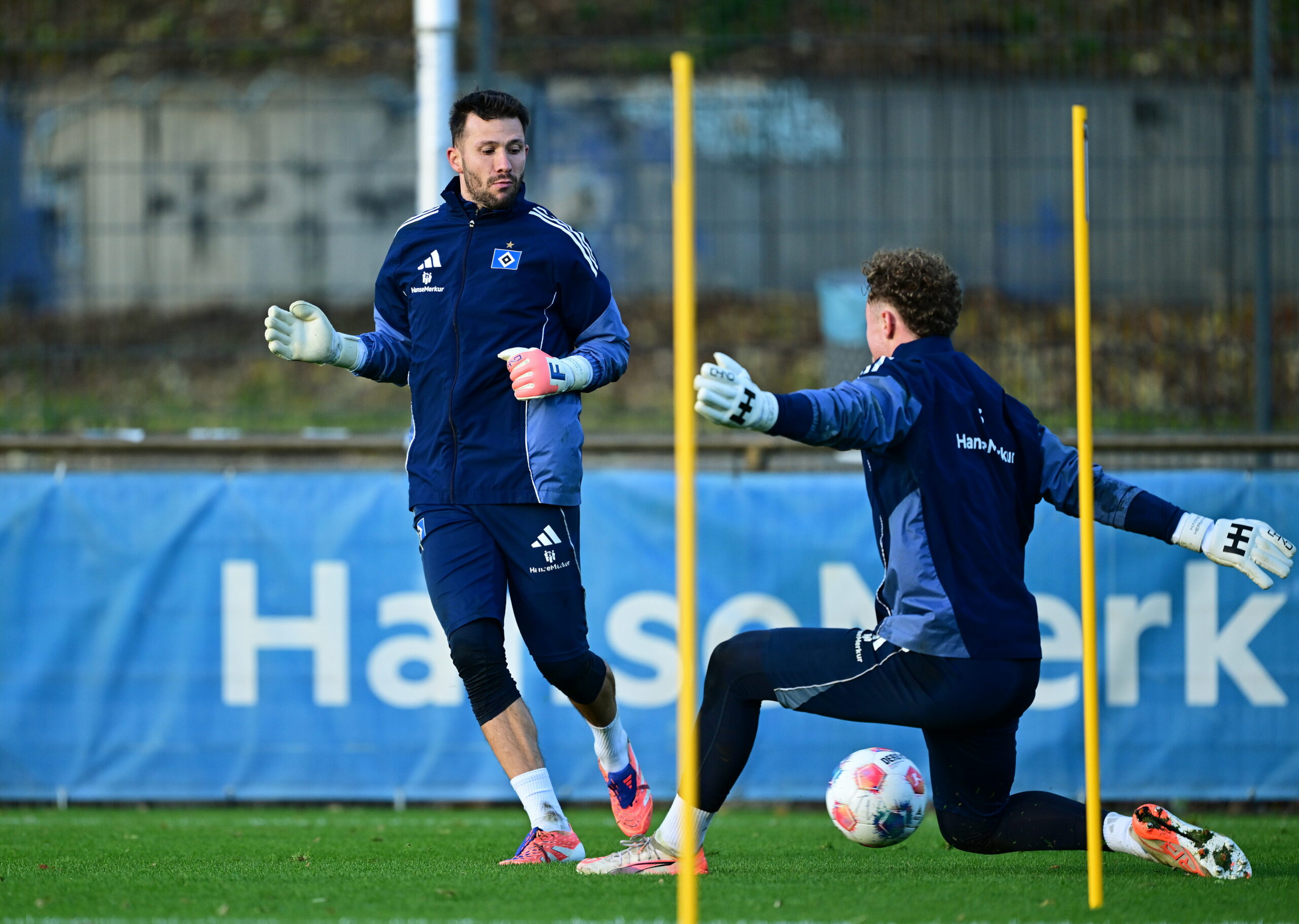 Die HSV-Torhüter Daniel Heuer Fernandes und Hannes Hermann beim Training im Volkspark.