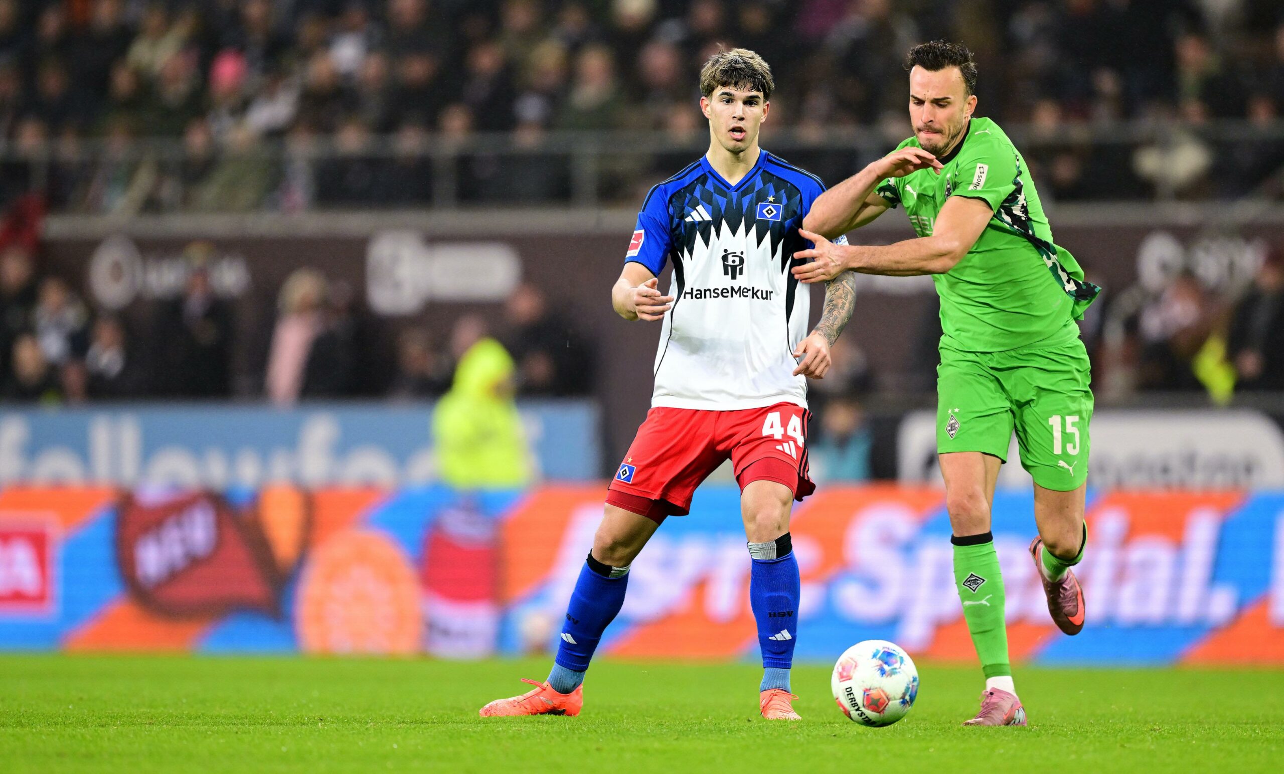 Luka Vuskovic im Zweikampf mit Haris Tabakovic