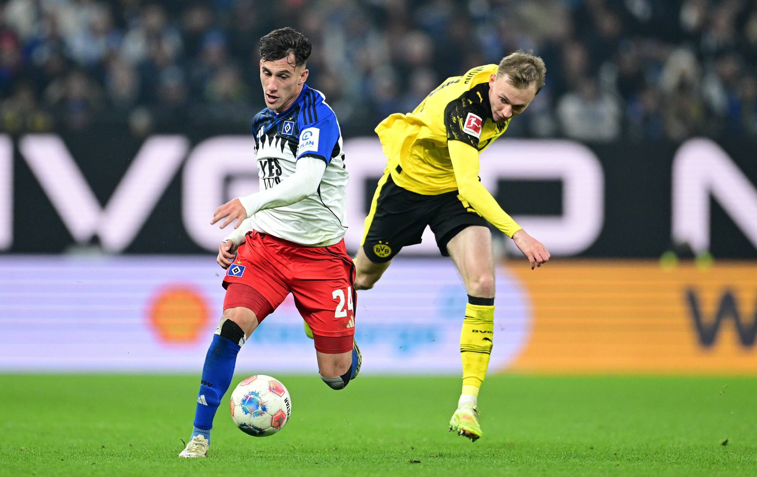 Nicolas Capaldo (l.) im Zweikampf mit Maximilian Beier.