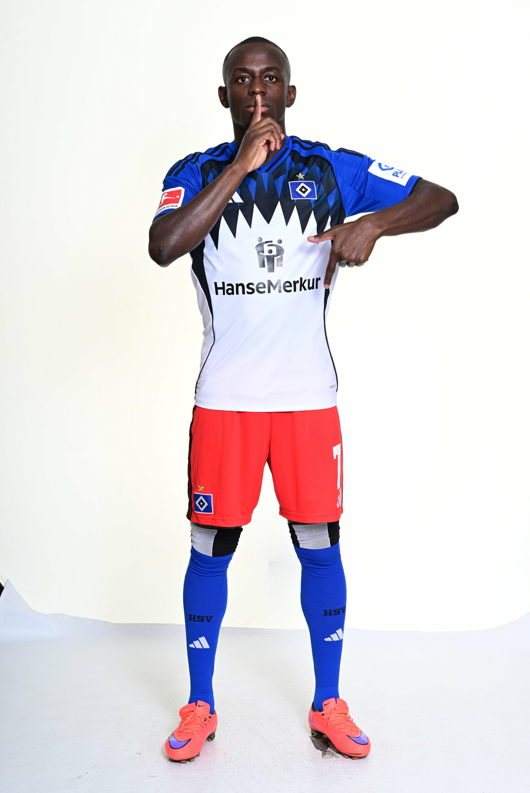 HSV-Profi Jean-Luc Dompé hält einen Finger vor seinen Mund