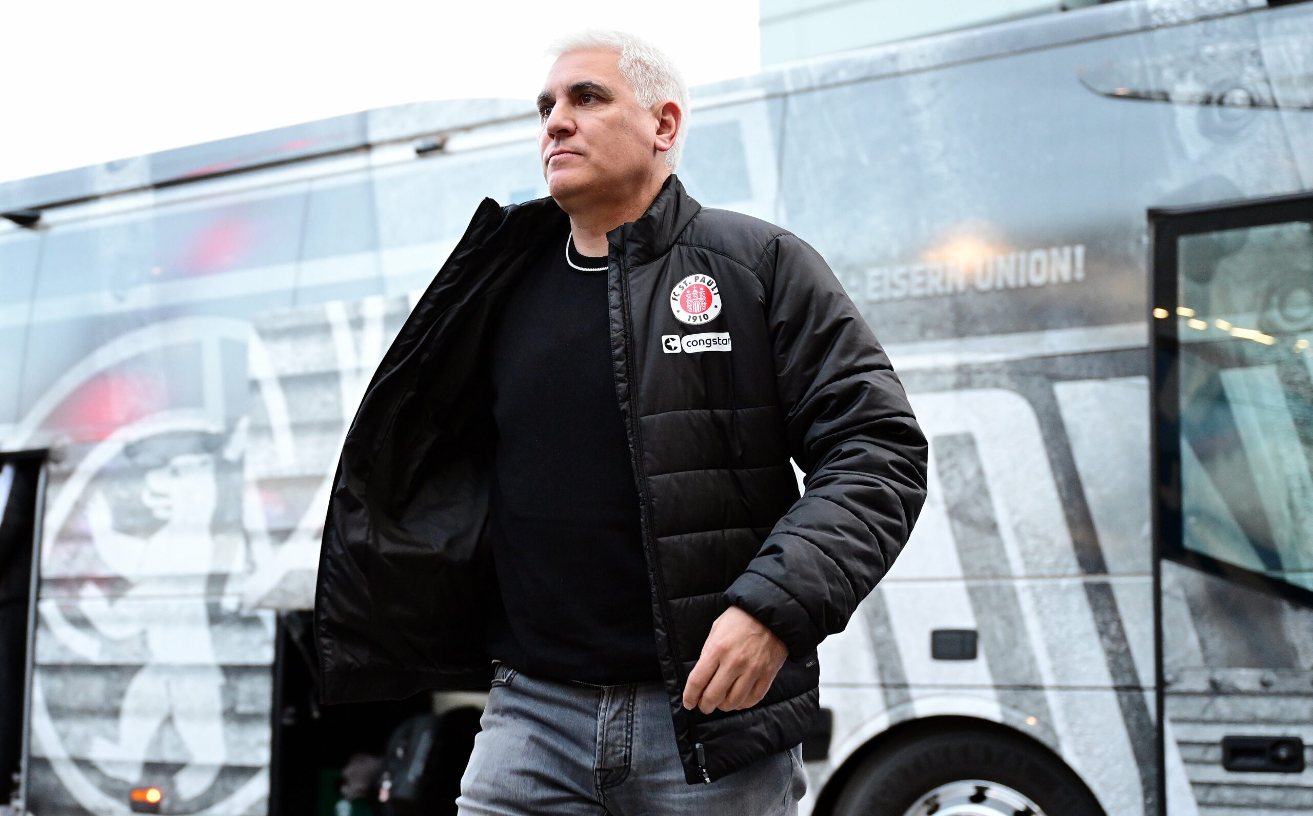 Andreas Bornemann steigt aus dem St. Pauli-Bus aus