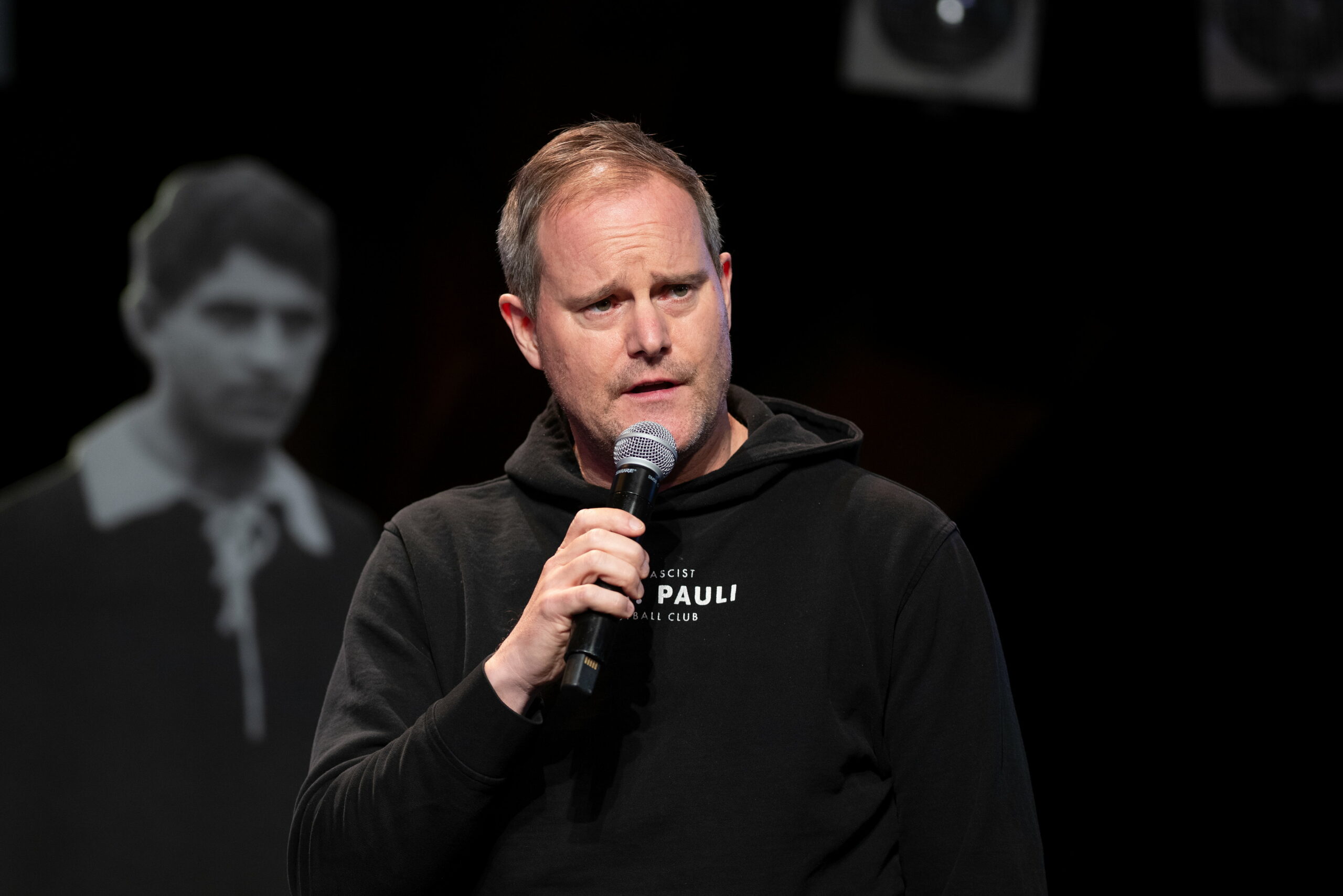 Oke Göttlich spricht in ein Mikrofon