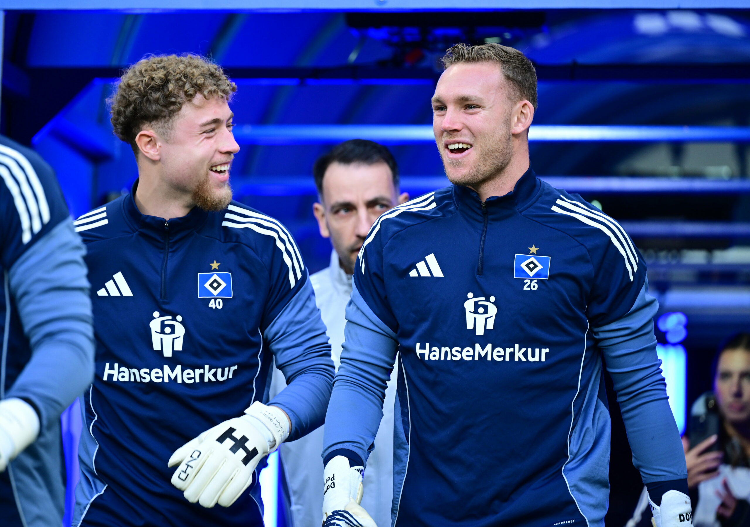 HSV-Nachwuchskeeper Hannes Hermann ist zusammen mit Daniel Peretz auf dem Weg in das Volksparkstadion.