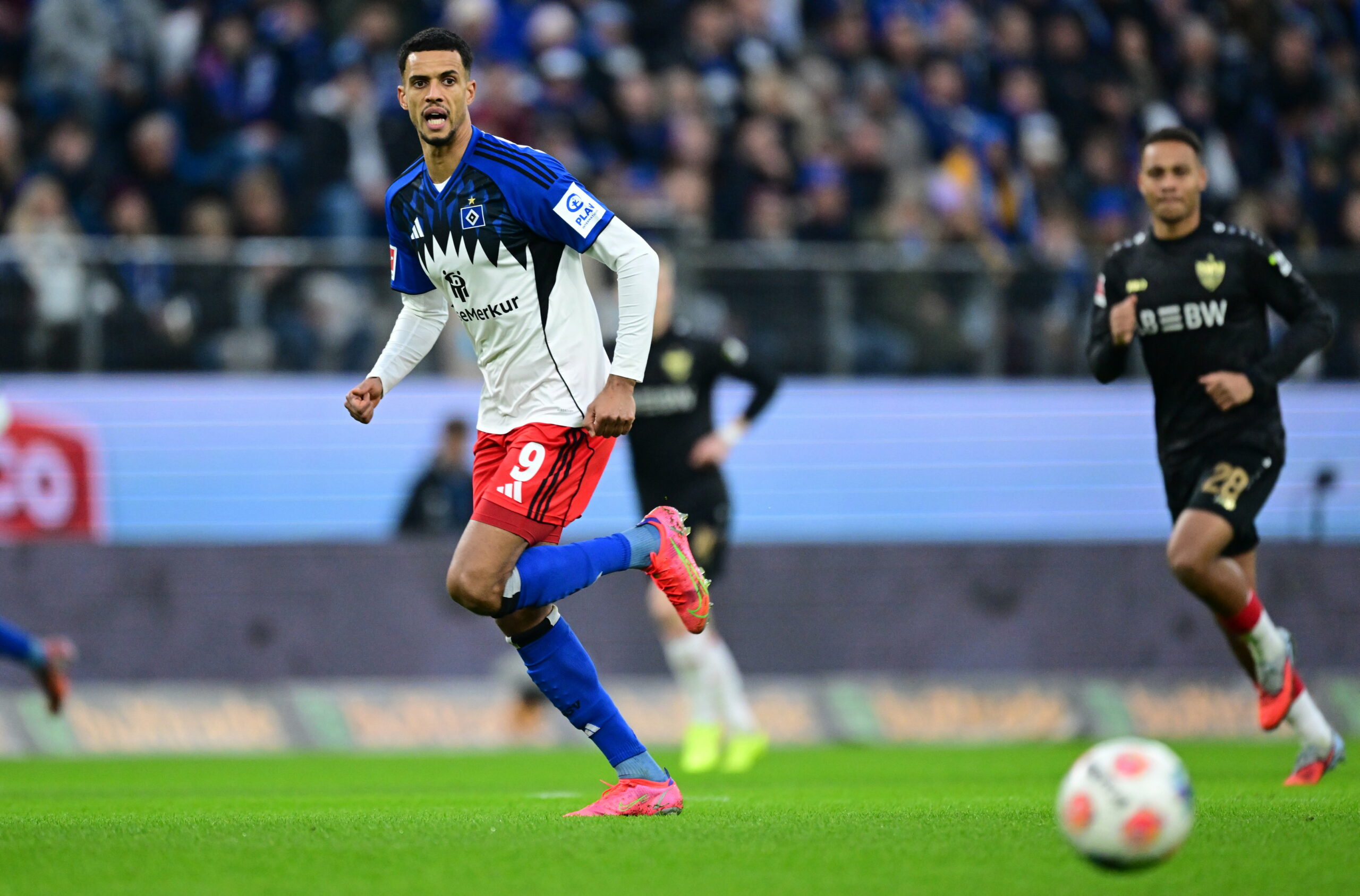 Robert Glatzel läuft mit dem Ball mit.