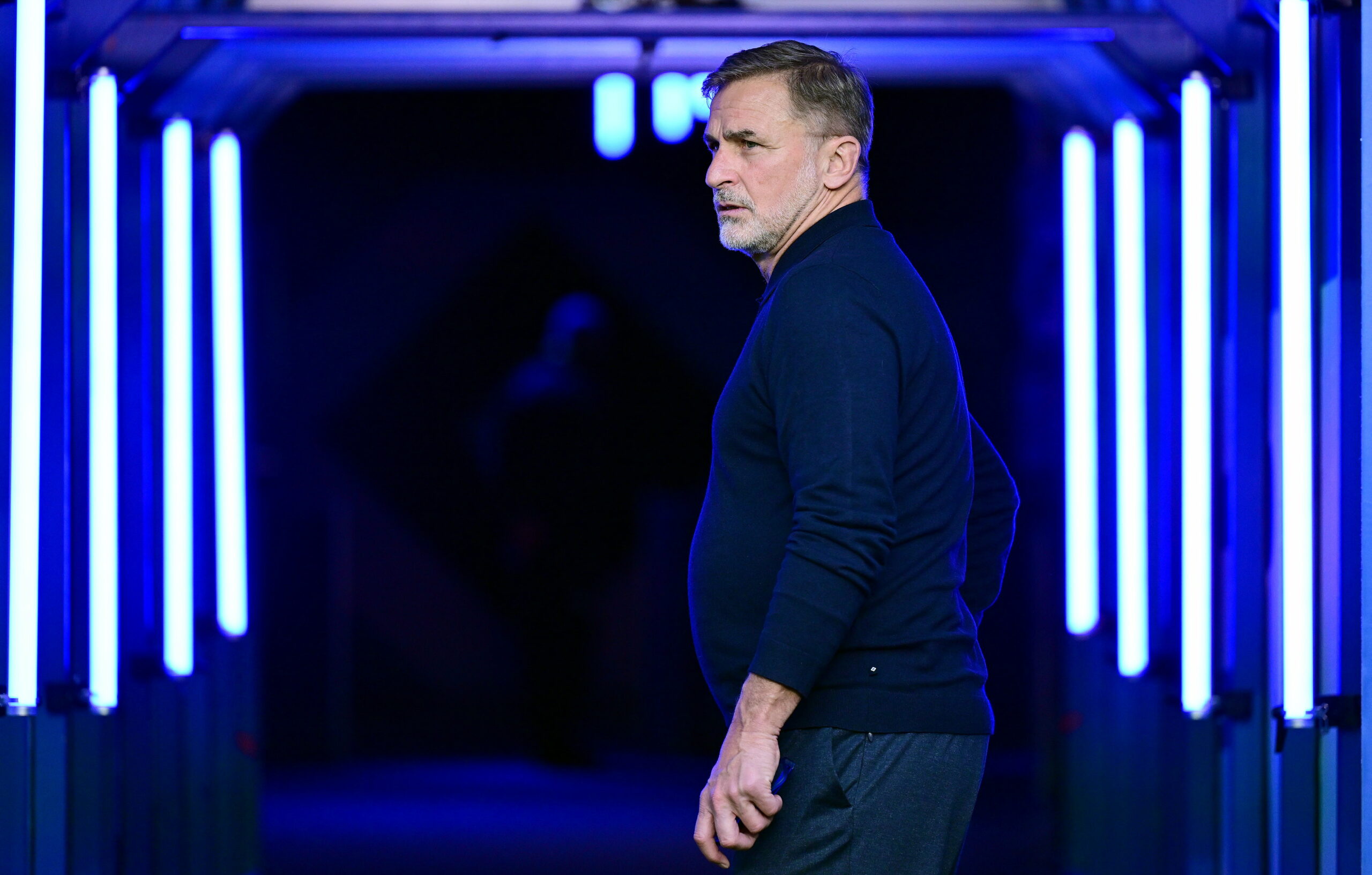 Stefan Kuntz im Spielertunnel des HSV